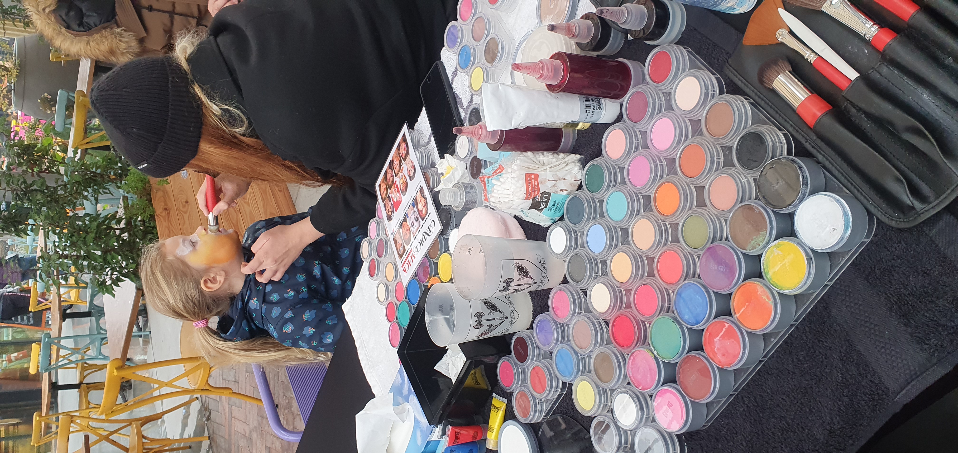 Kleuradvies workshop halve dag Luik groep met kleurenwaaiers · INNOV'events