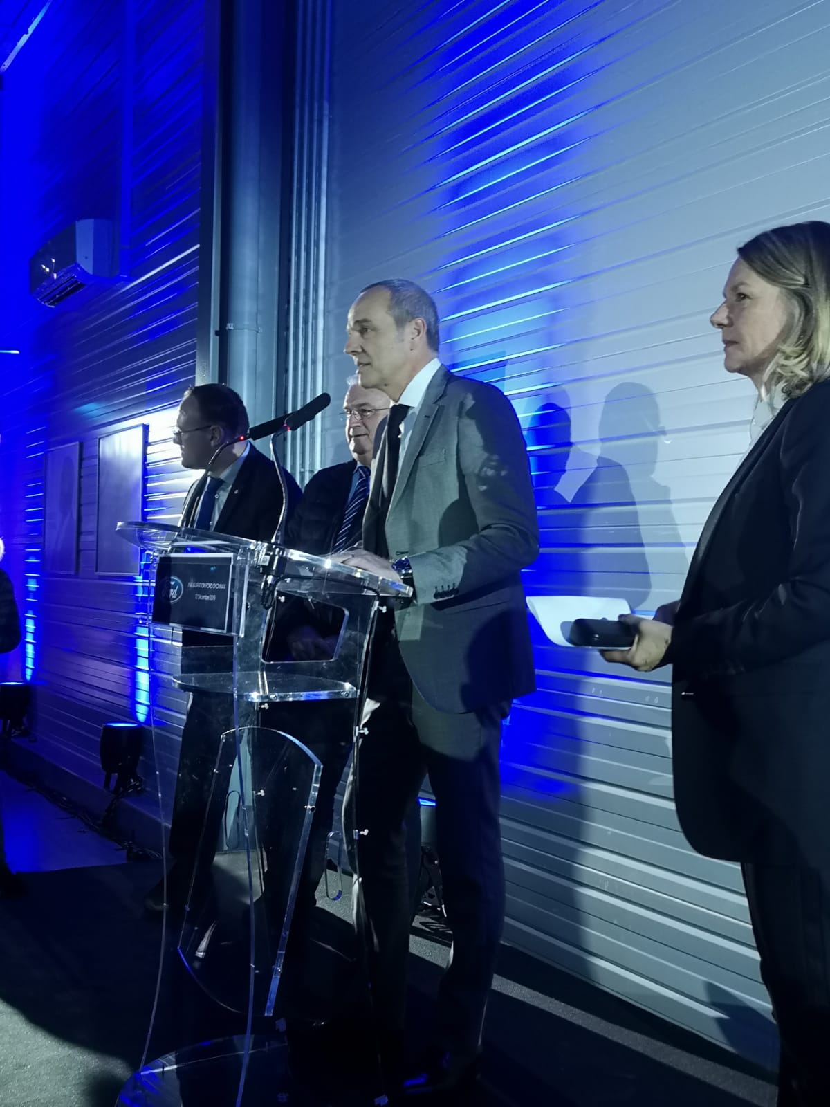 Officiële openingsceremonie inhuldiging Luik met podium en gasten · INNOV'events