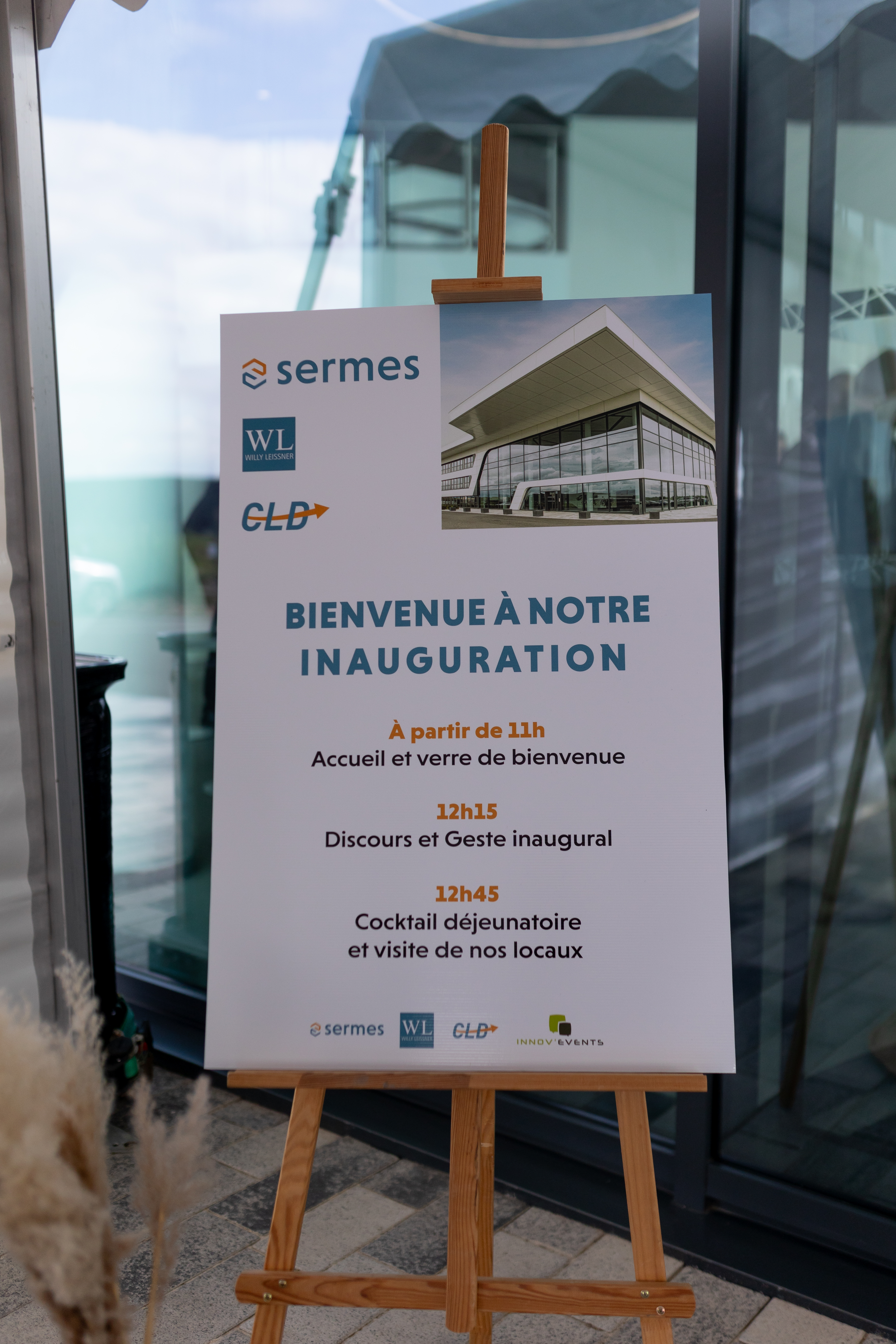 Formele openingsceremonie inhuldiging Brussel met sprekers op podium · INNOV'events