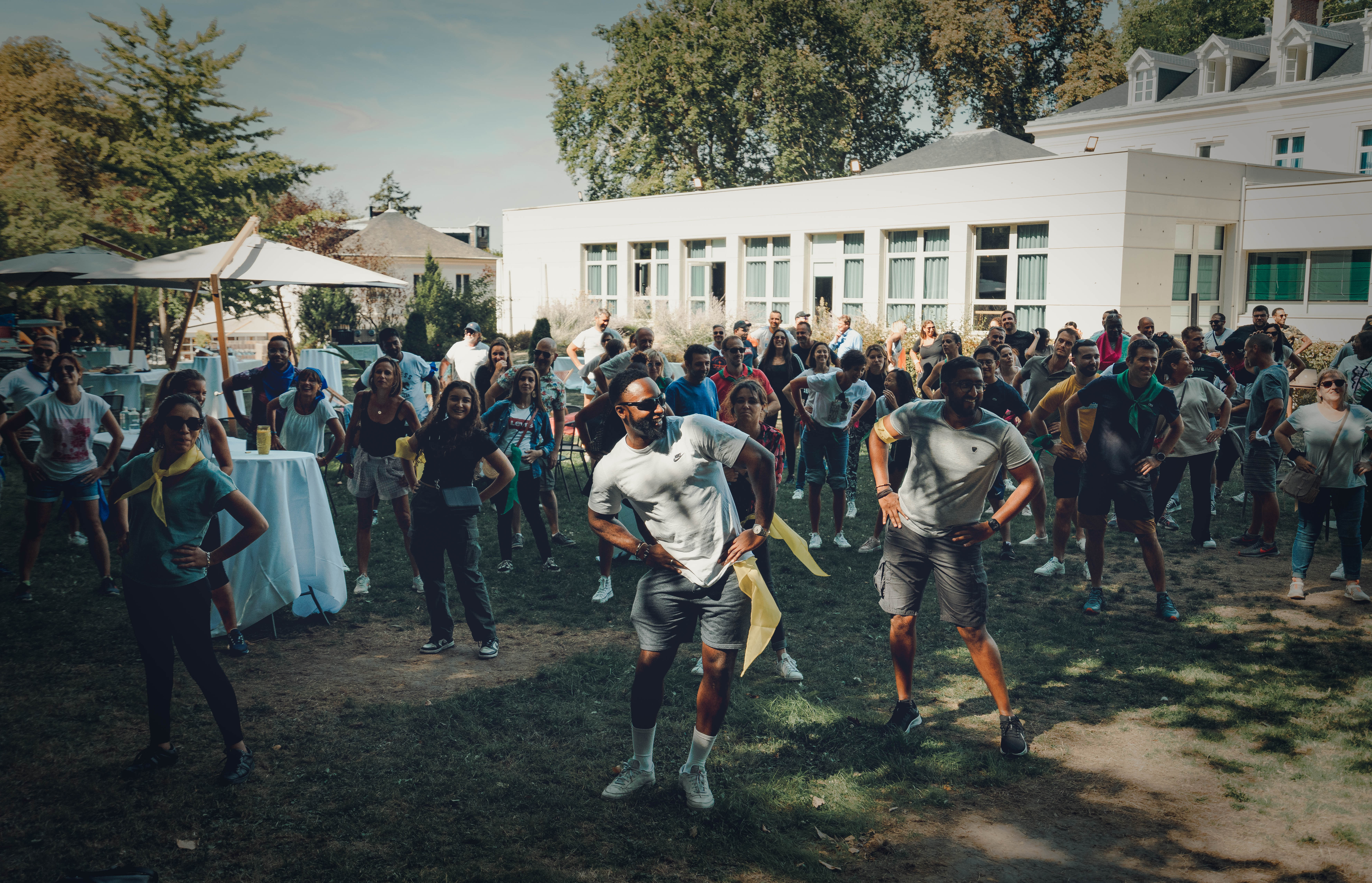 Outdoor social gathering België walking dinner foodstations bedrijf · INNOV'events
