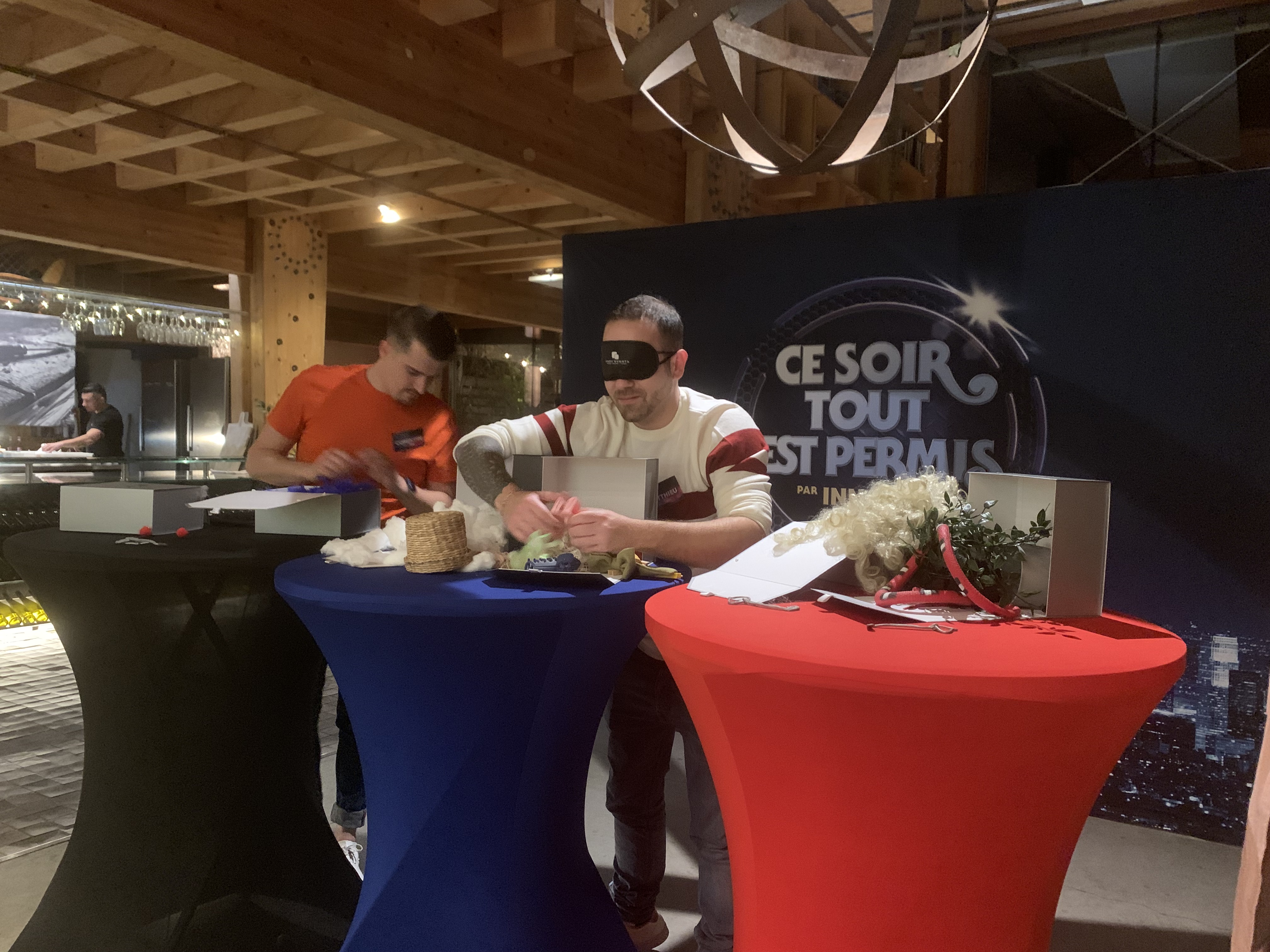 Parfum creatie workshop Brussel deelnemers buiten op terras Sablon met parfumflessen · INNOV'events