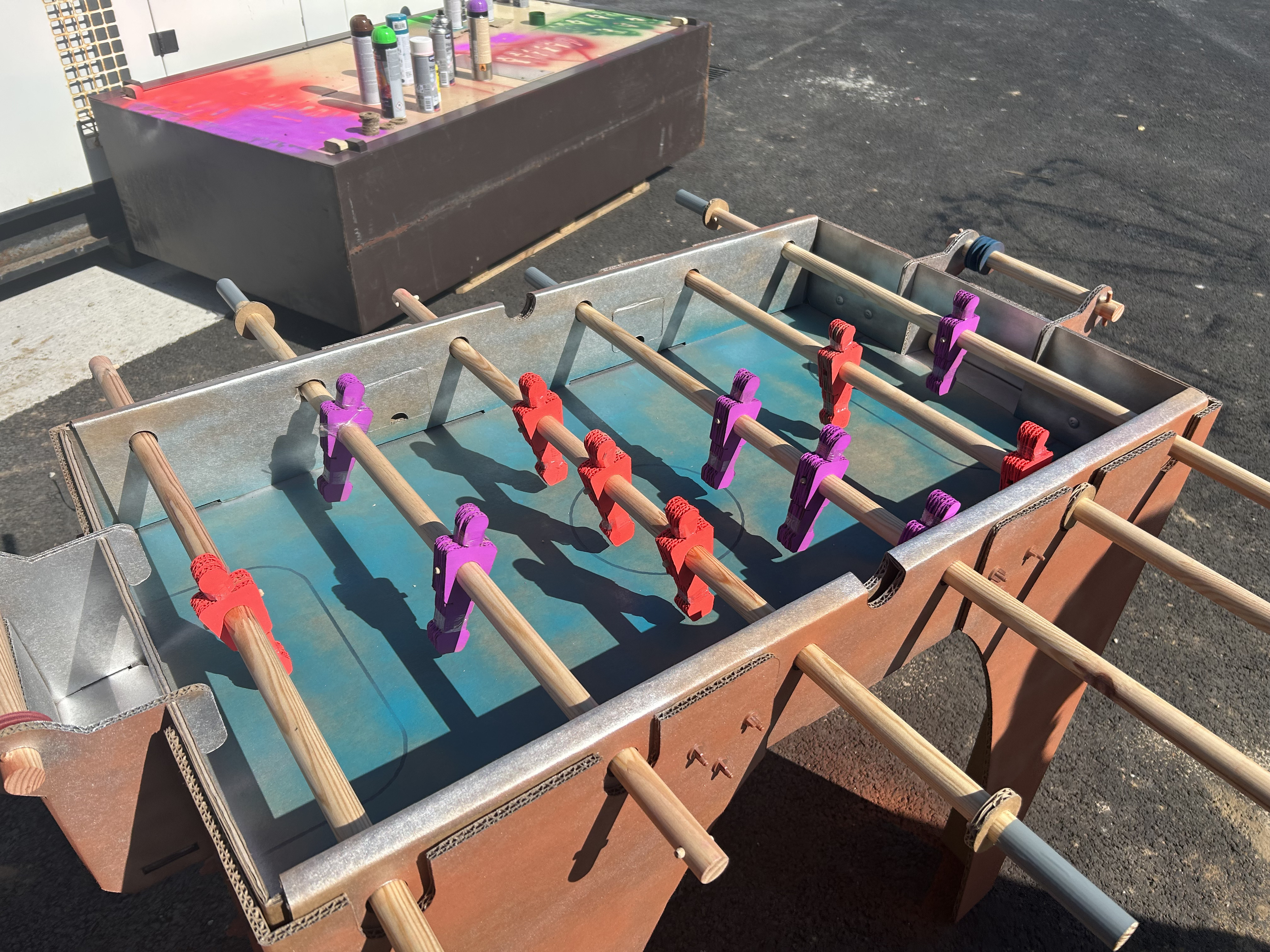 Babyfoot bouwen workshop Luik deelnemers aan tafel in historische feestzaal · INNOV'events