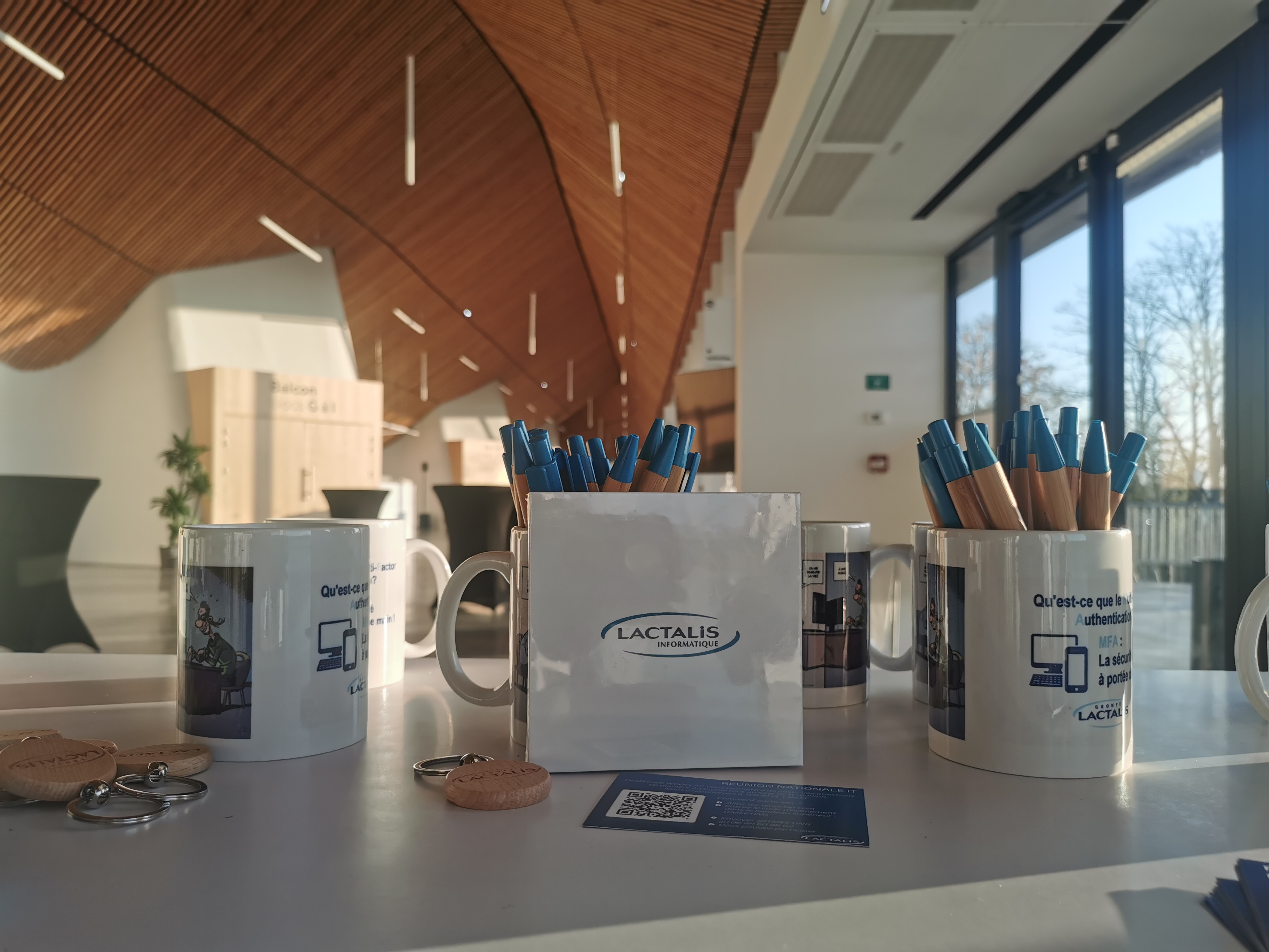 Goodie événementiel goodies Liège remise en main propre lors d'une animation outdoor · INNOV'events
