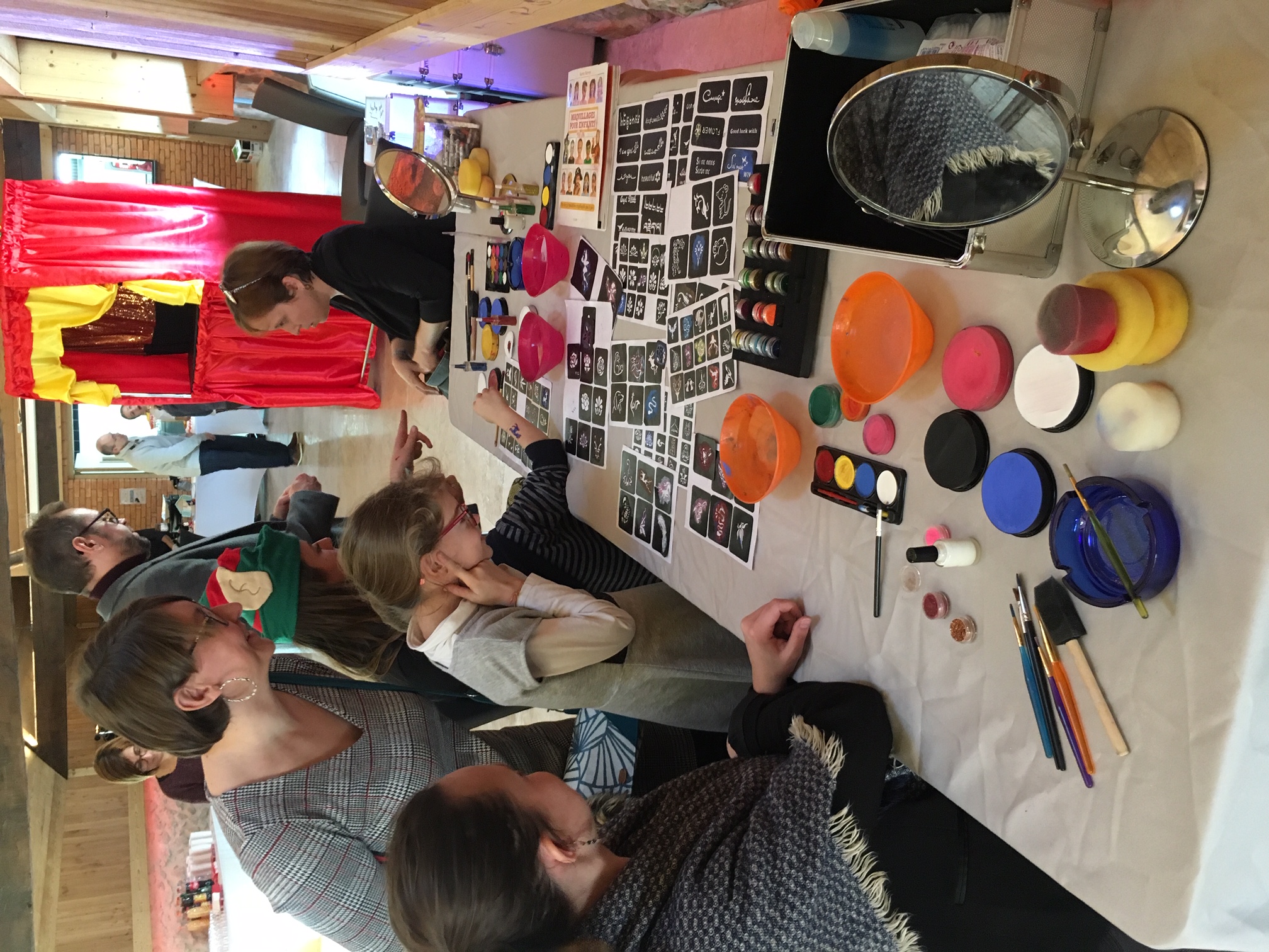 Atelier colorimétrie entreprise Bruxelles vue sur les toits depuis Tour & Taxis grande salle vitrée · INNOV'events organisation d'événements