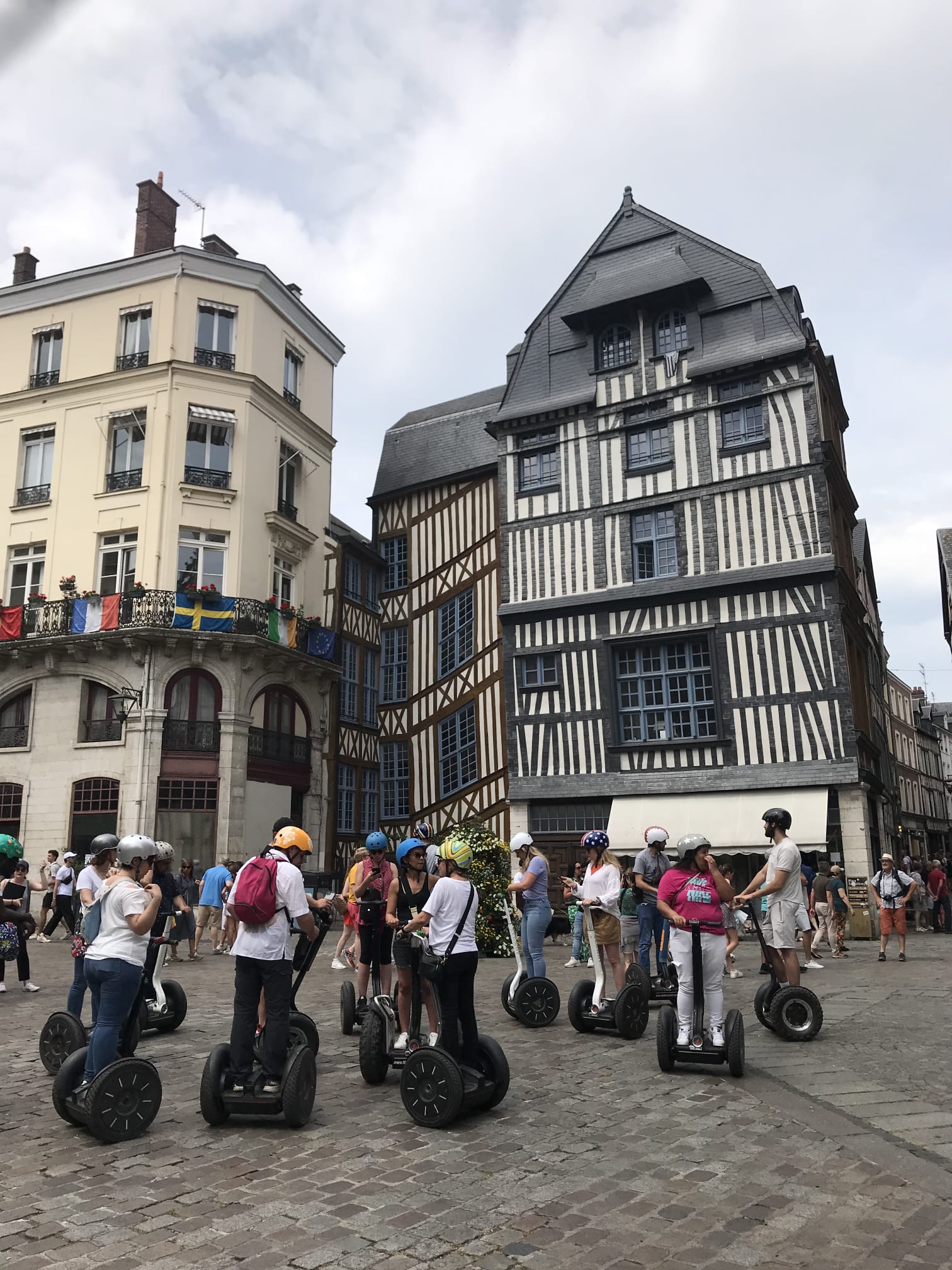 Stadsrally Antwerpen groep bij de Onze-Lieve-Vrouwekathedraal checkpoint · INNOV'events