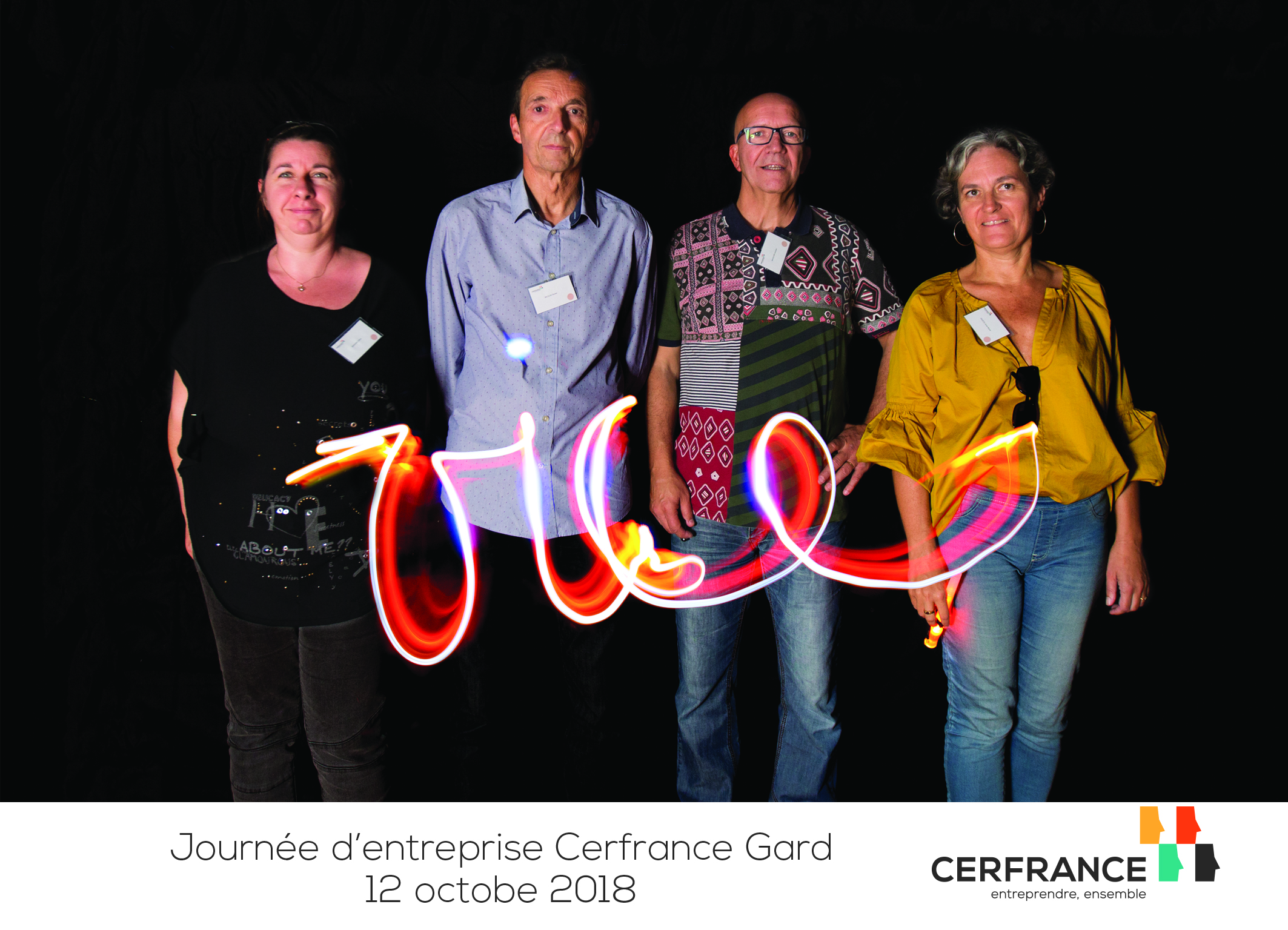 Light painting soirée studio light painting Bruxelles groupe en action pose longue · INNOV'events