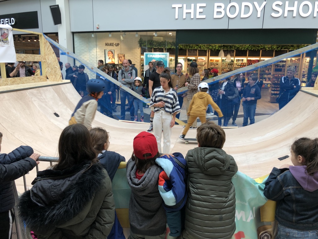 Mall entertainment Belgium staff party evening indoor activation · INNOV'events