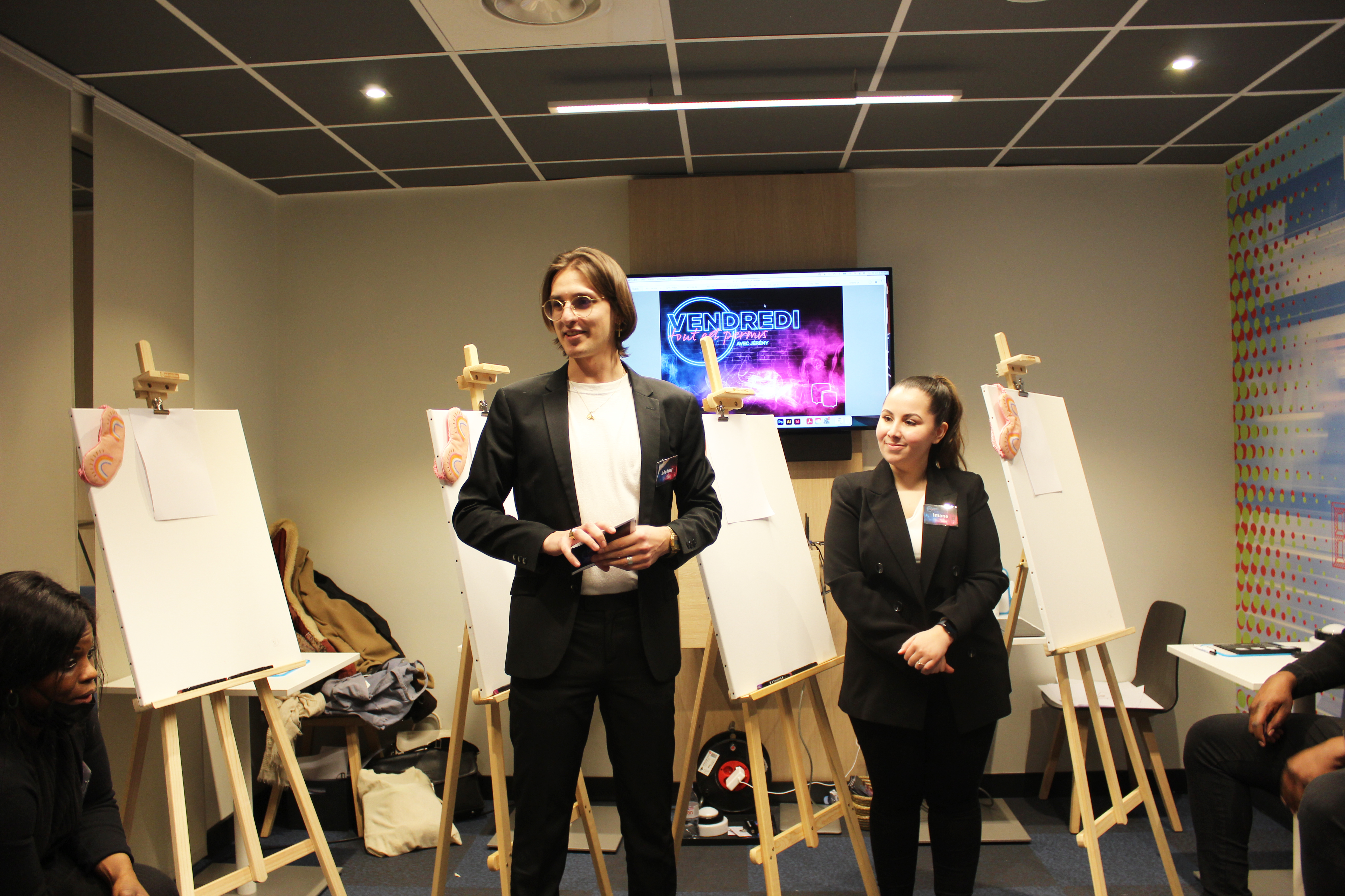 Teamactiviteit kleuradvies Antwerpen deelnemers rond ronde tafels · INNOV'events