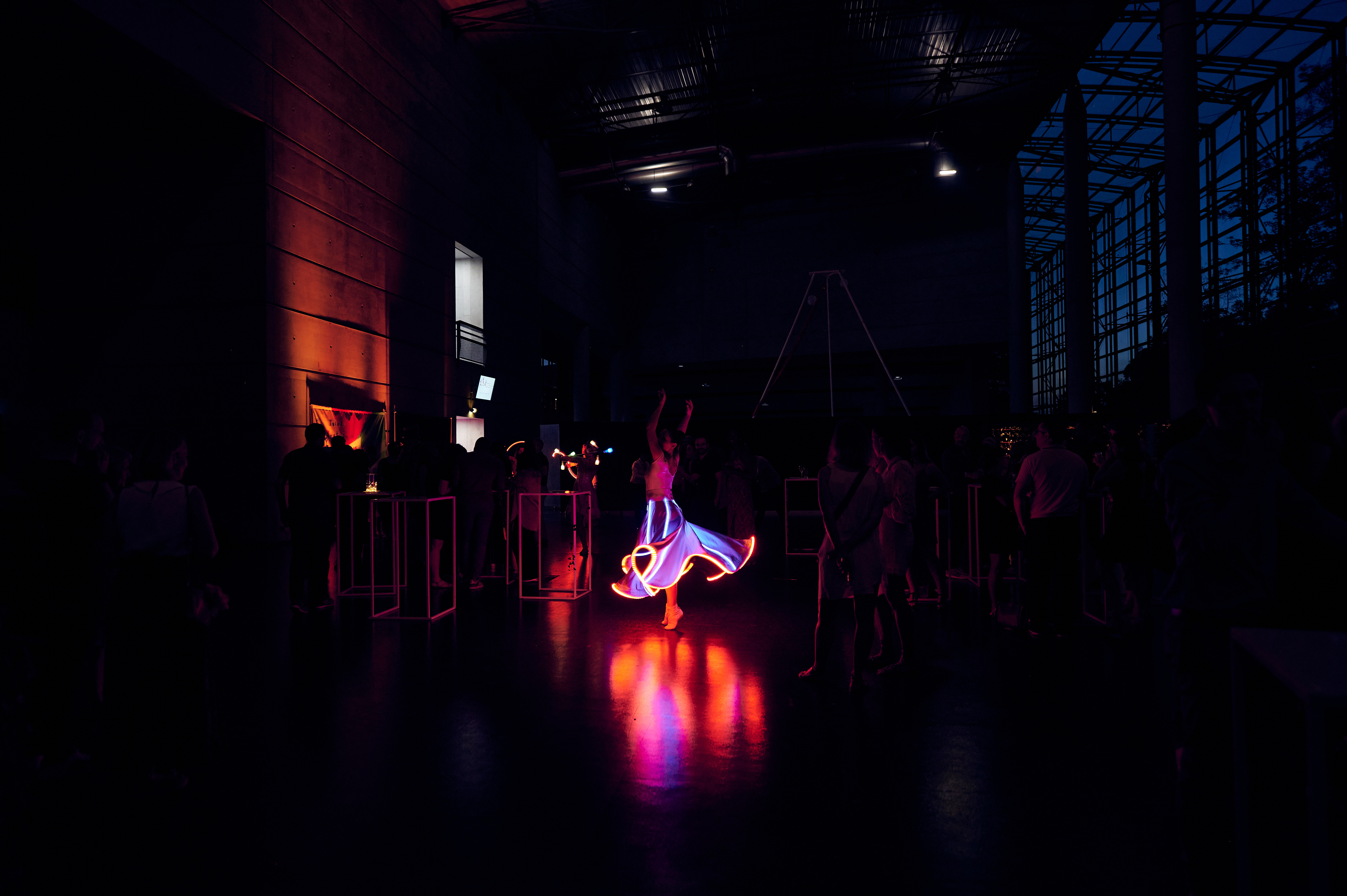 Light Painting Luik · lichtsporen bij Liège-Guillemins bij nacht · INNOV'events