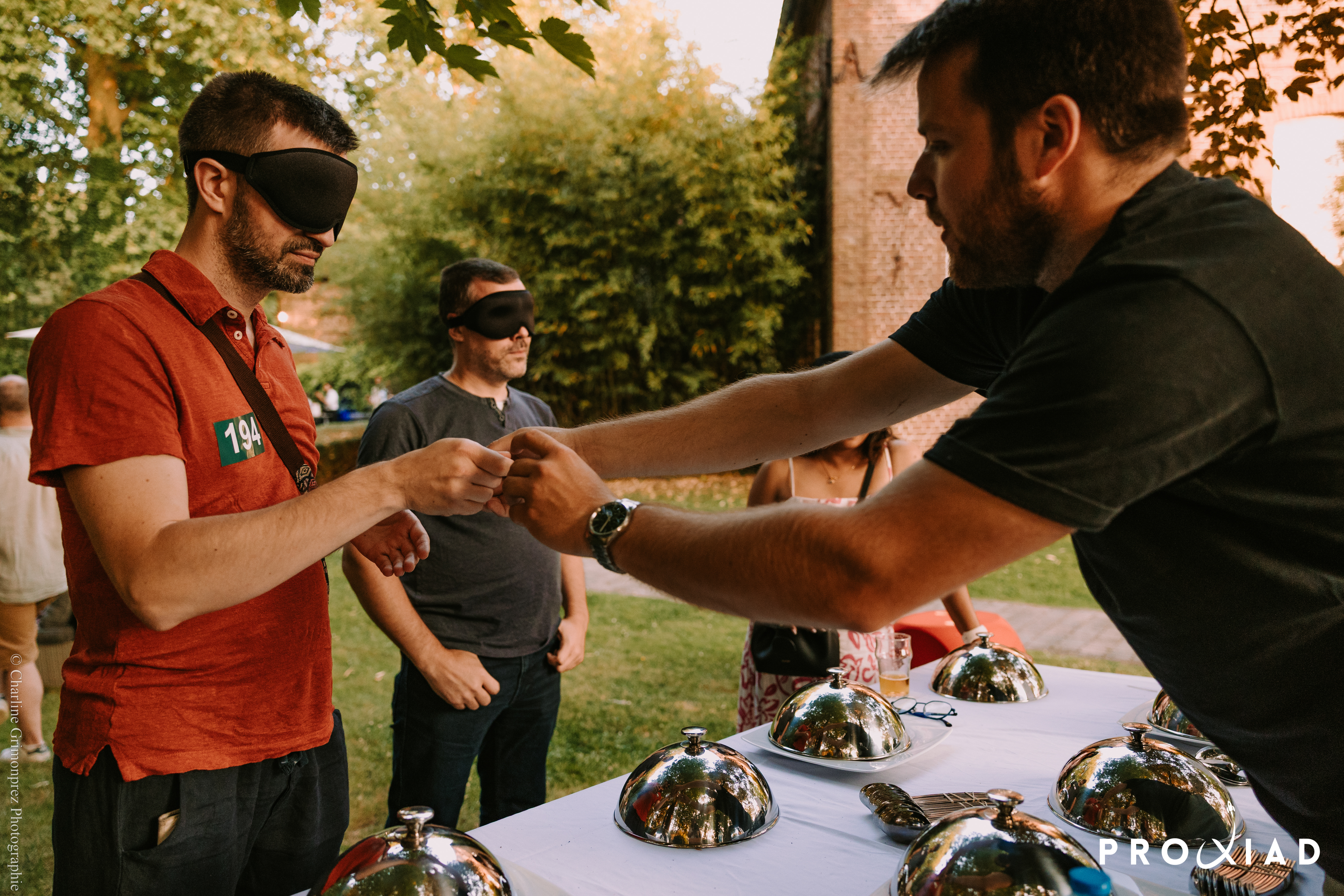 Culinaire teambuilding Antwerpen deelnemers buiten terras zomer Eilandje · INNOV'events