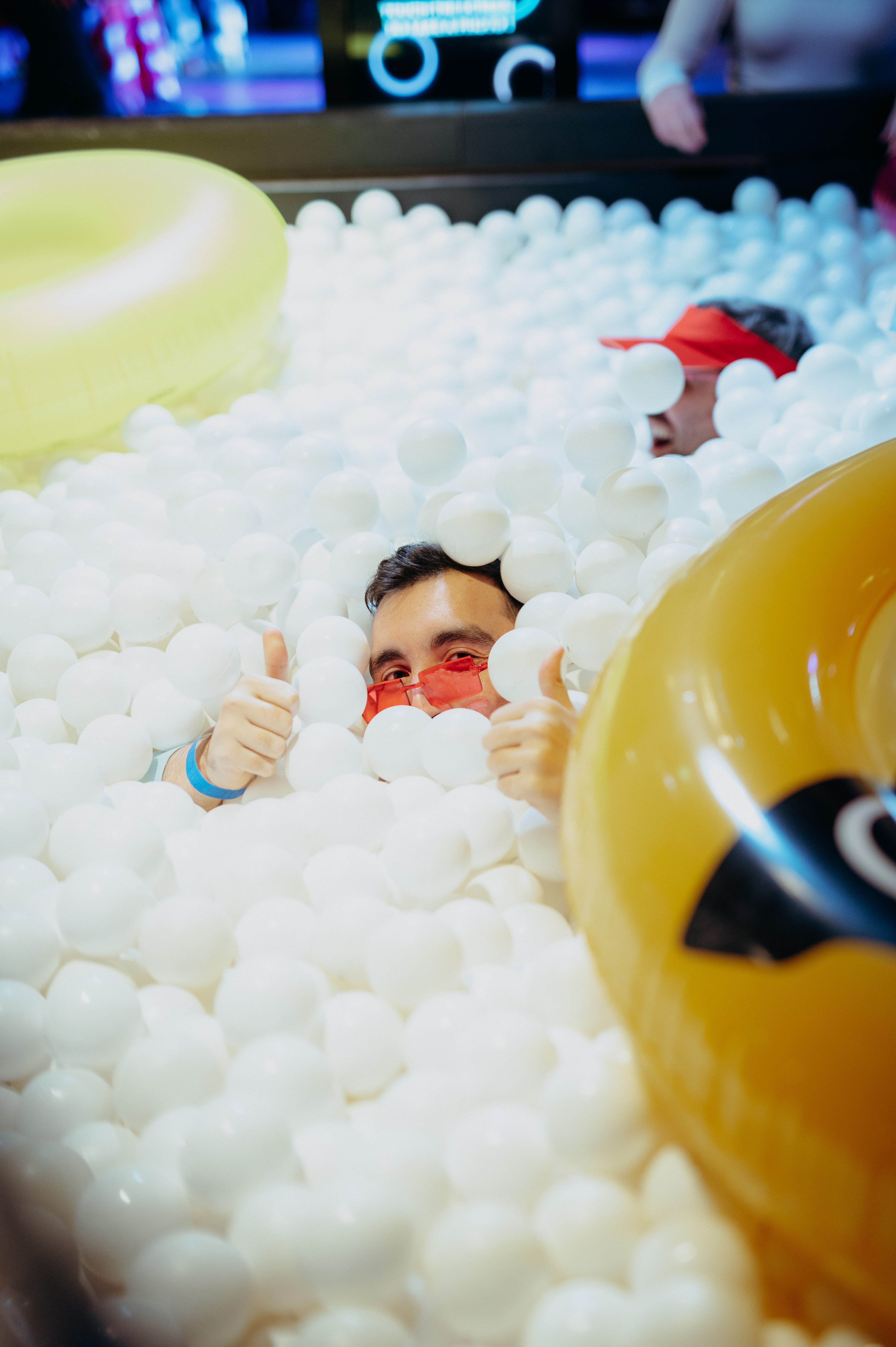 Piscine à balles corporate Bruxelles · équipe dans un espace coloré Tour & Taxis · INNOV'events organisation d'événements