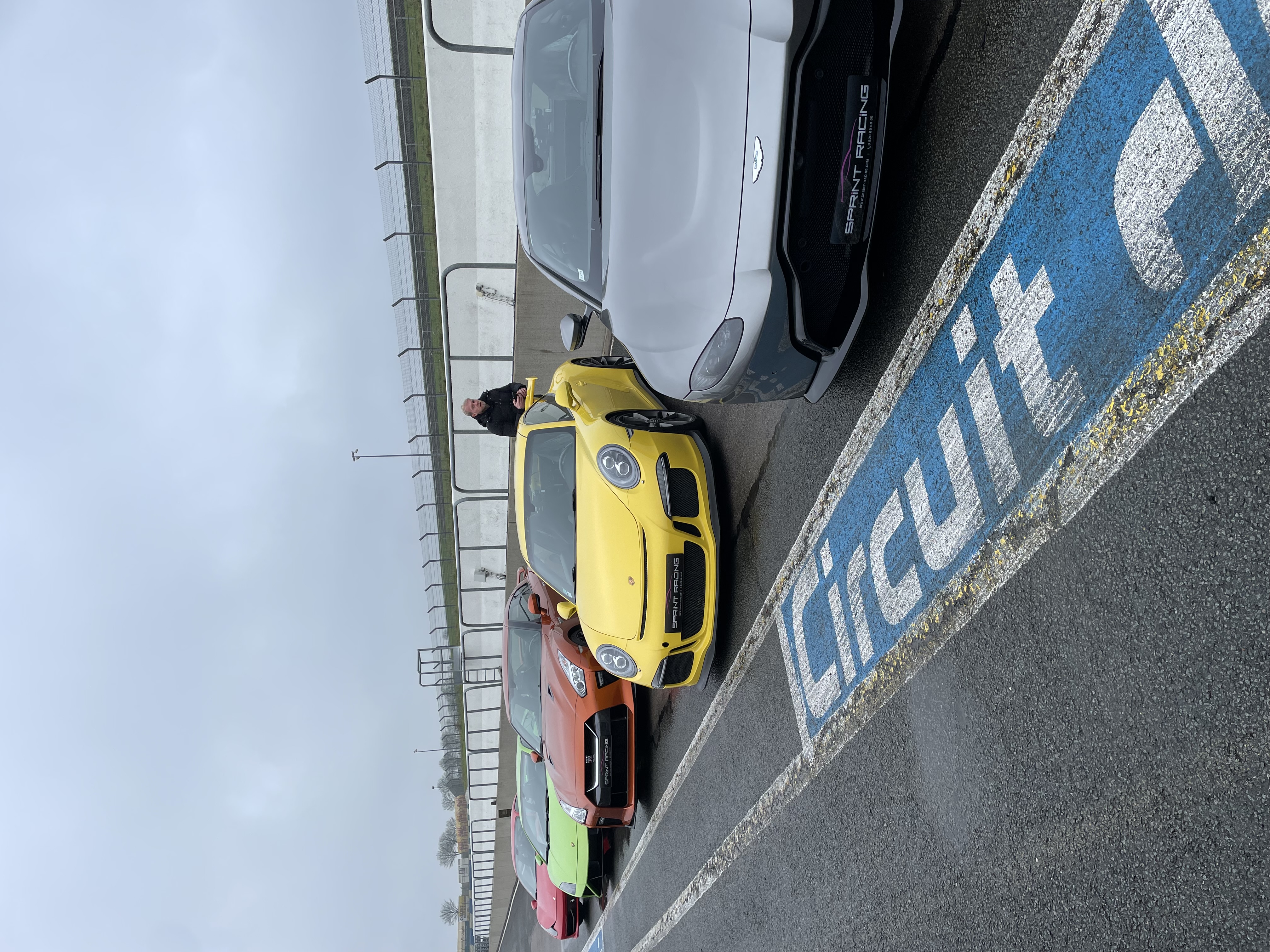Groep deelnemers racecircuit ervaring Brussel paddock briefing helmuitgifte · INNOV'events