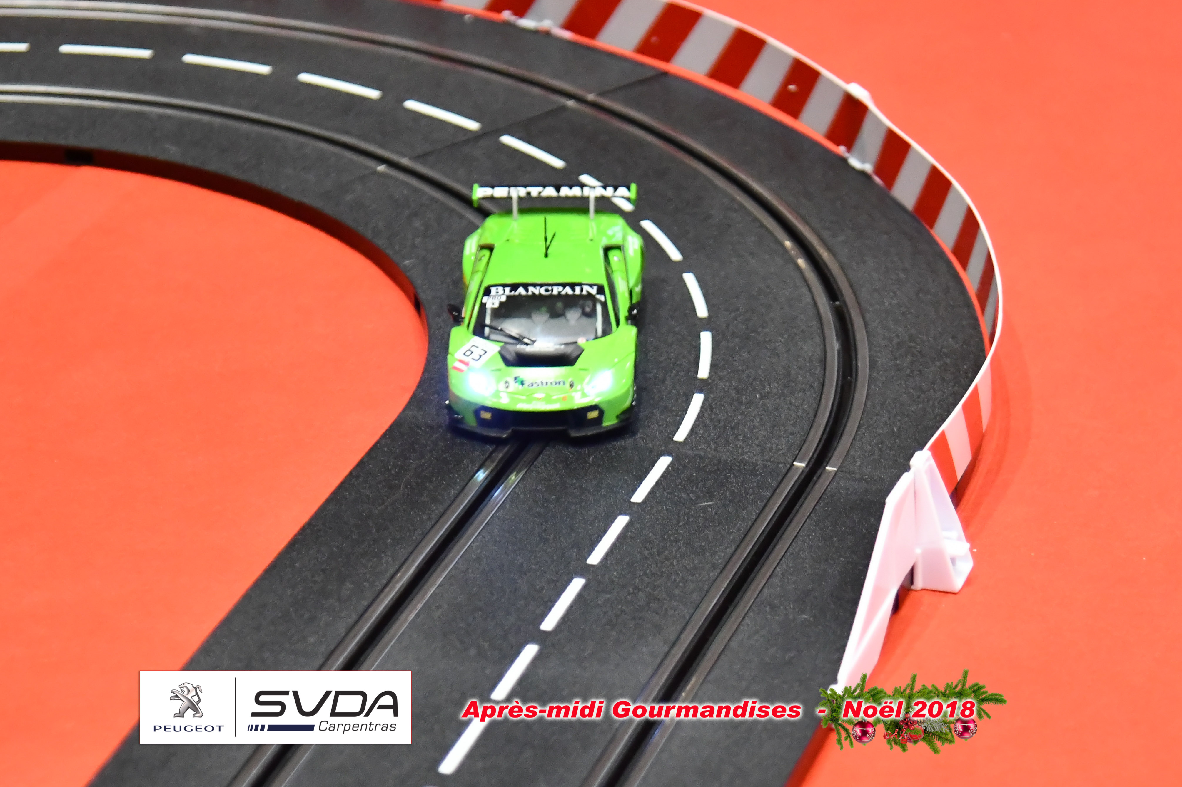 Simulator activiteit racecircuit ervaring Brussel cockpit bedrijfsevenement scherm · INNOV'events
