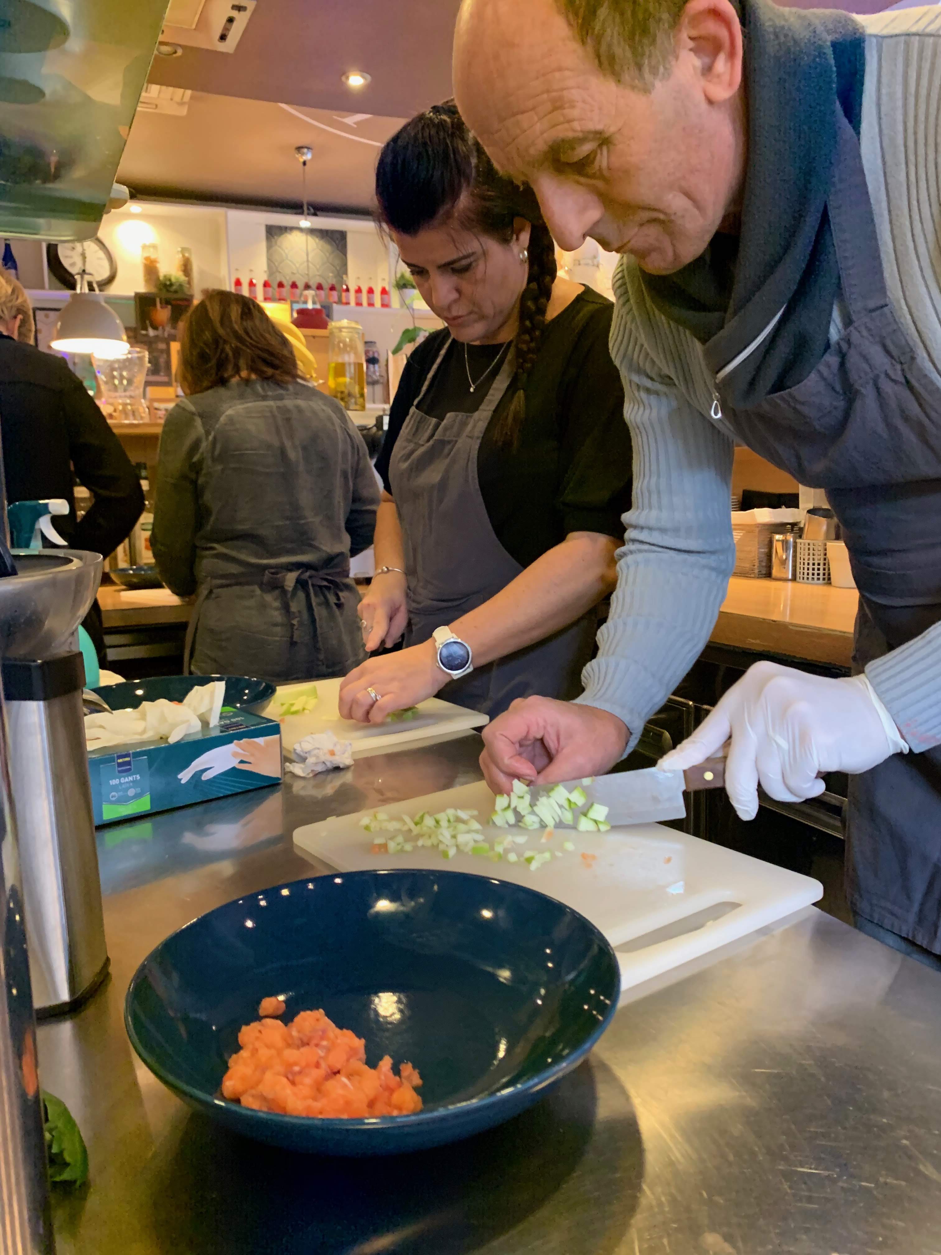 Walking dinner kookworkshop Brussel deelnemers aan drie kookstations · INNOV'events