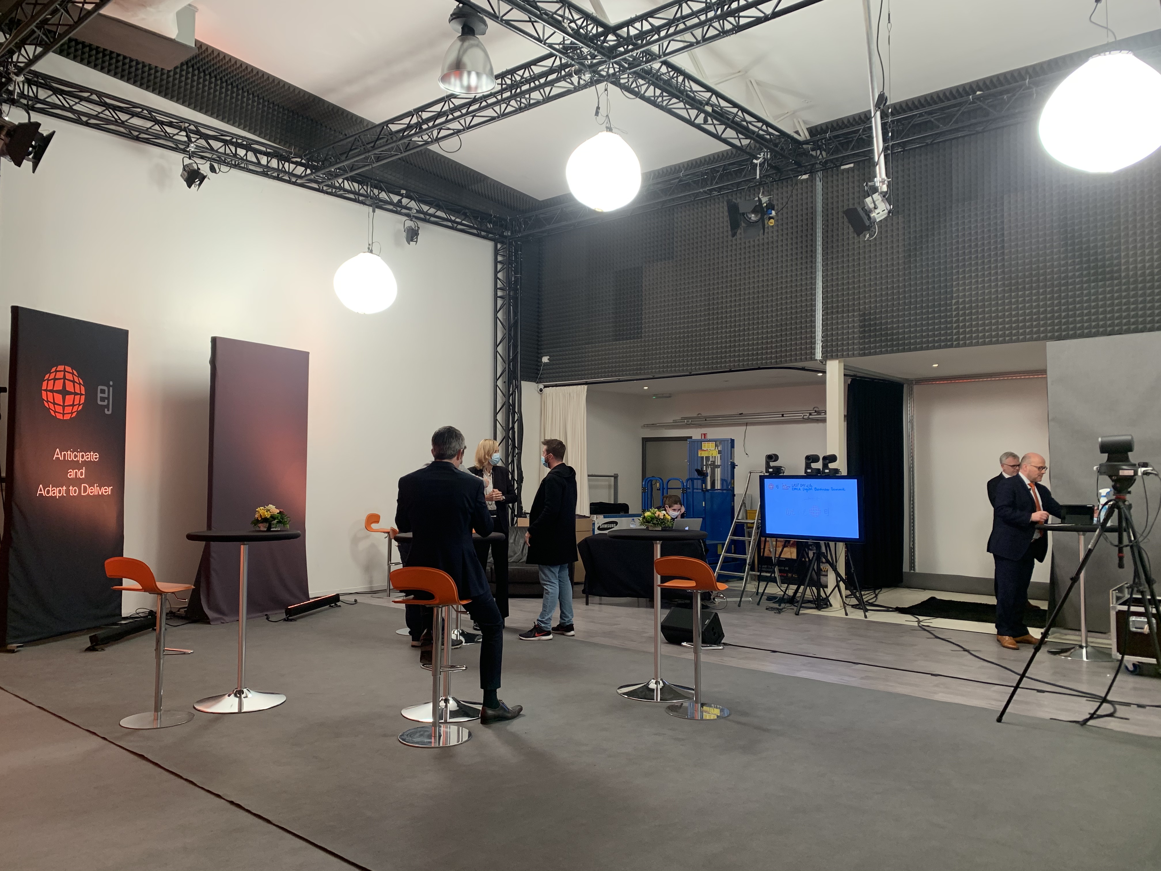 Jeu télévisé entreprise Bruxelles équipes sur scène plateau animateur · INNOV'events organisation d'événements