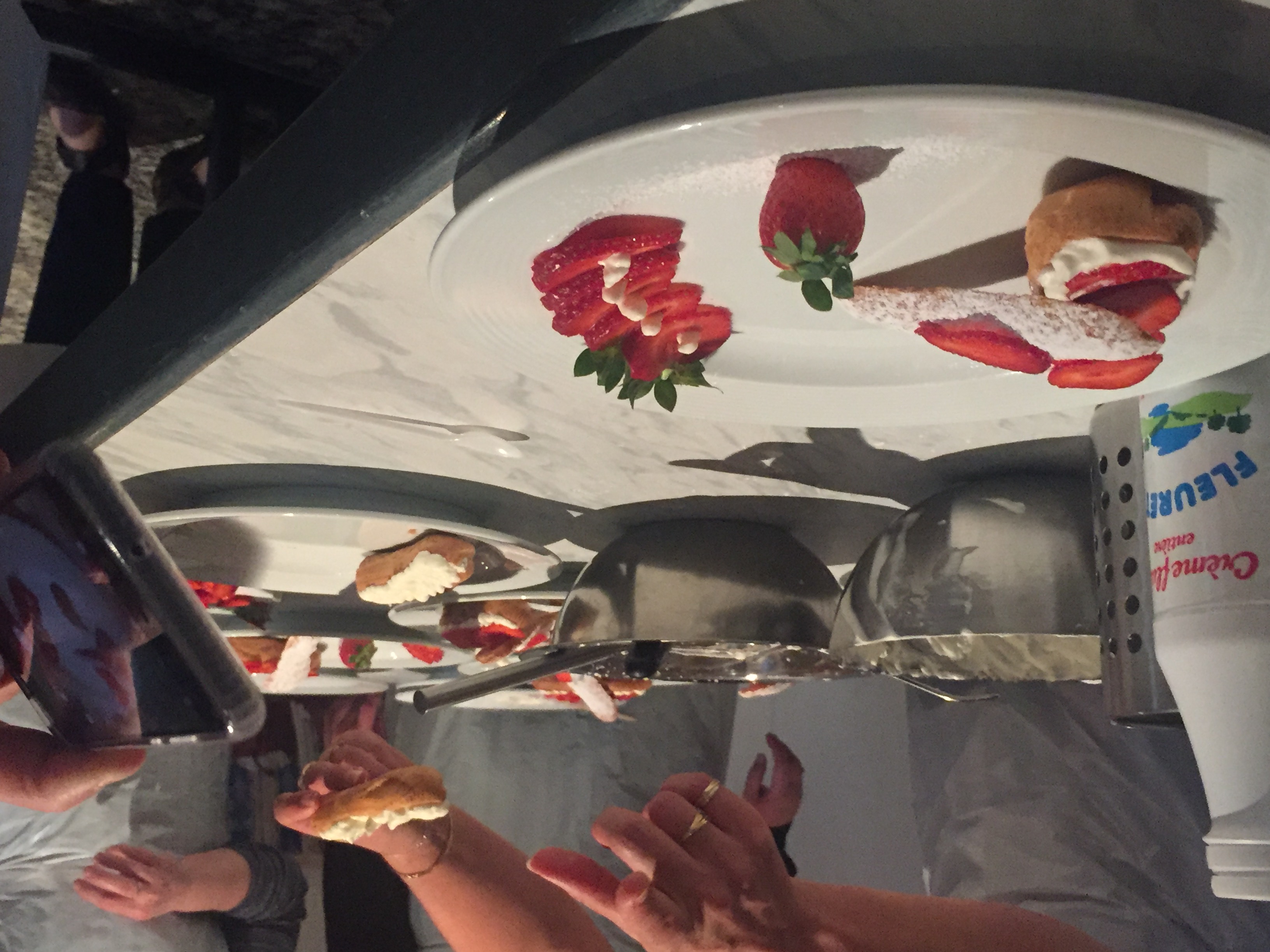 Culinaire teambuilding Luik deelnemers proeven moleculaire creaties buiten · INNOV'events