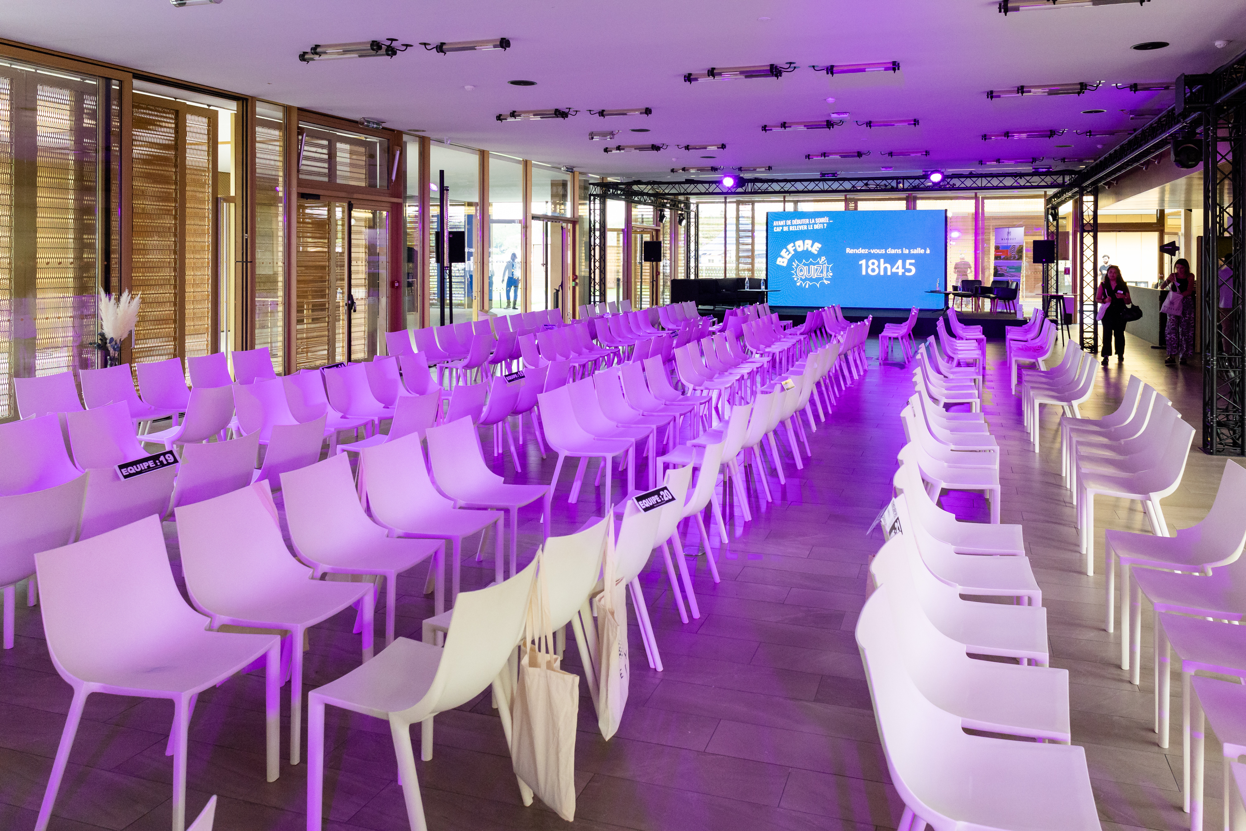 Eventpresentator bedrijf Antwerpen souper gala zaalshot · INNOV'events