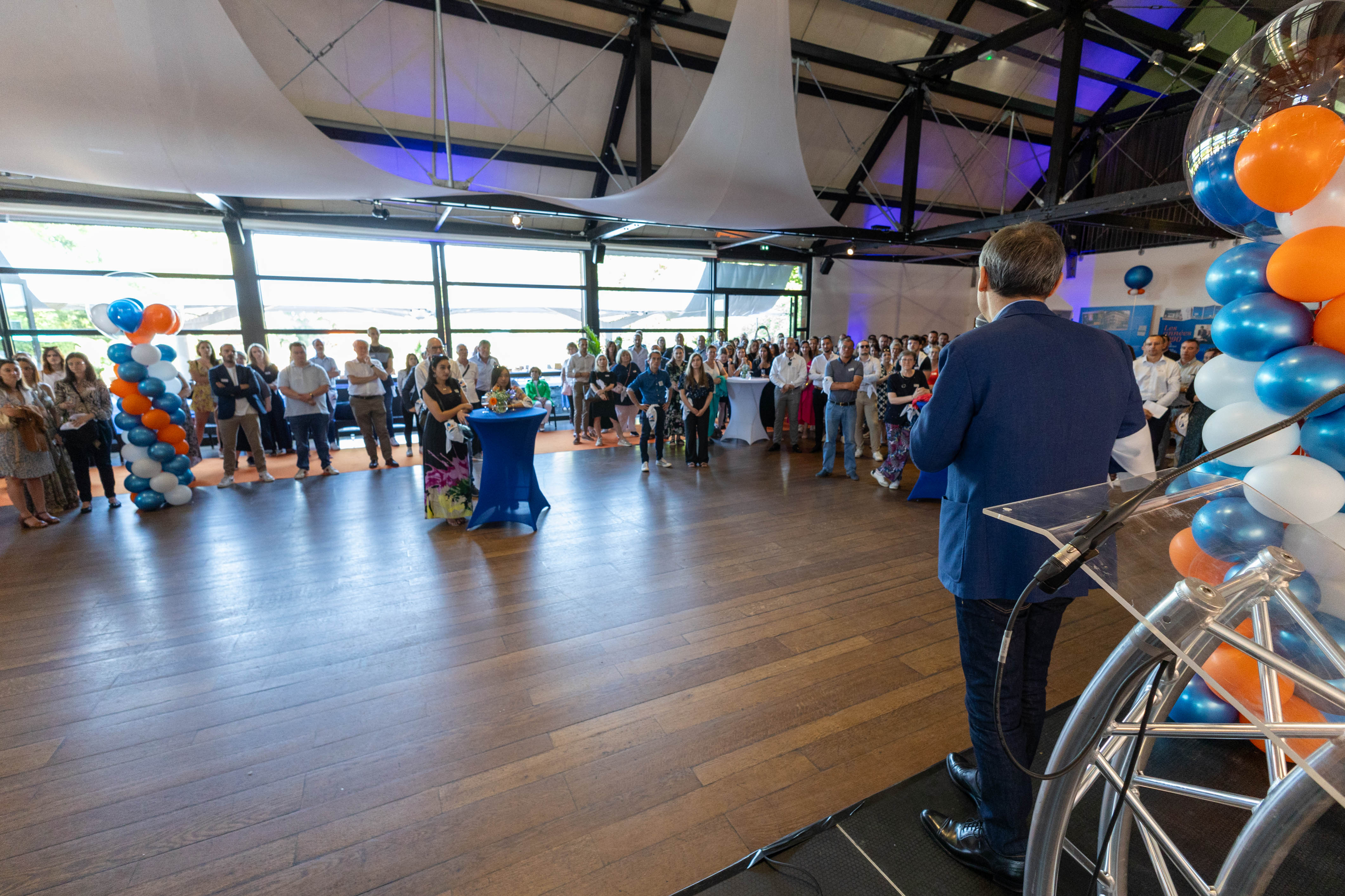 Convention entreprise en Belgique, salle de congrès plénière avec grande scène · INNOV'events