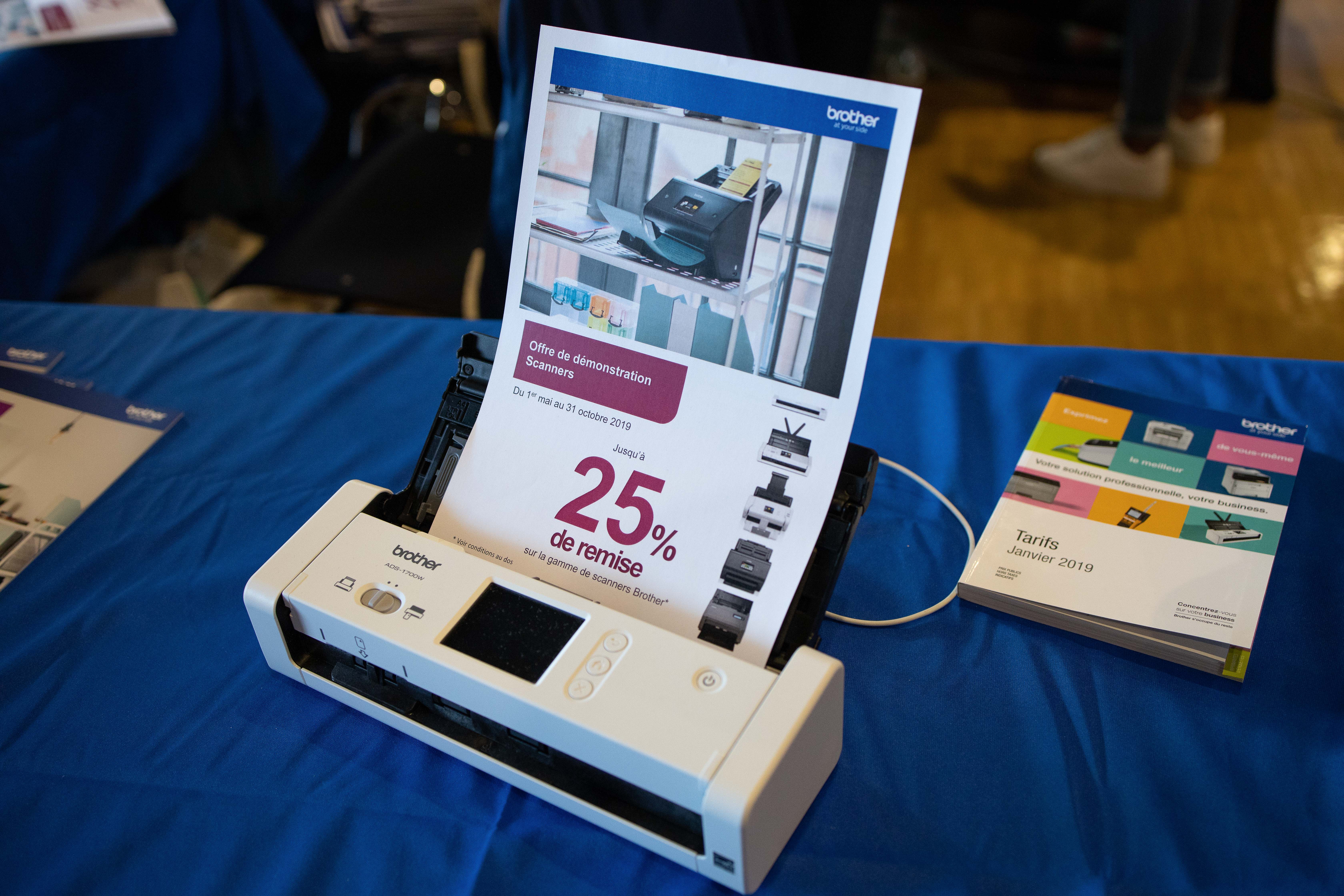 Merkactivatie Antwerpen Eilandje branded display op kade · INNOV'events