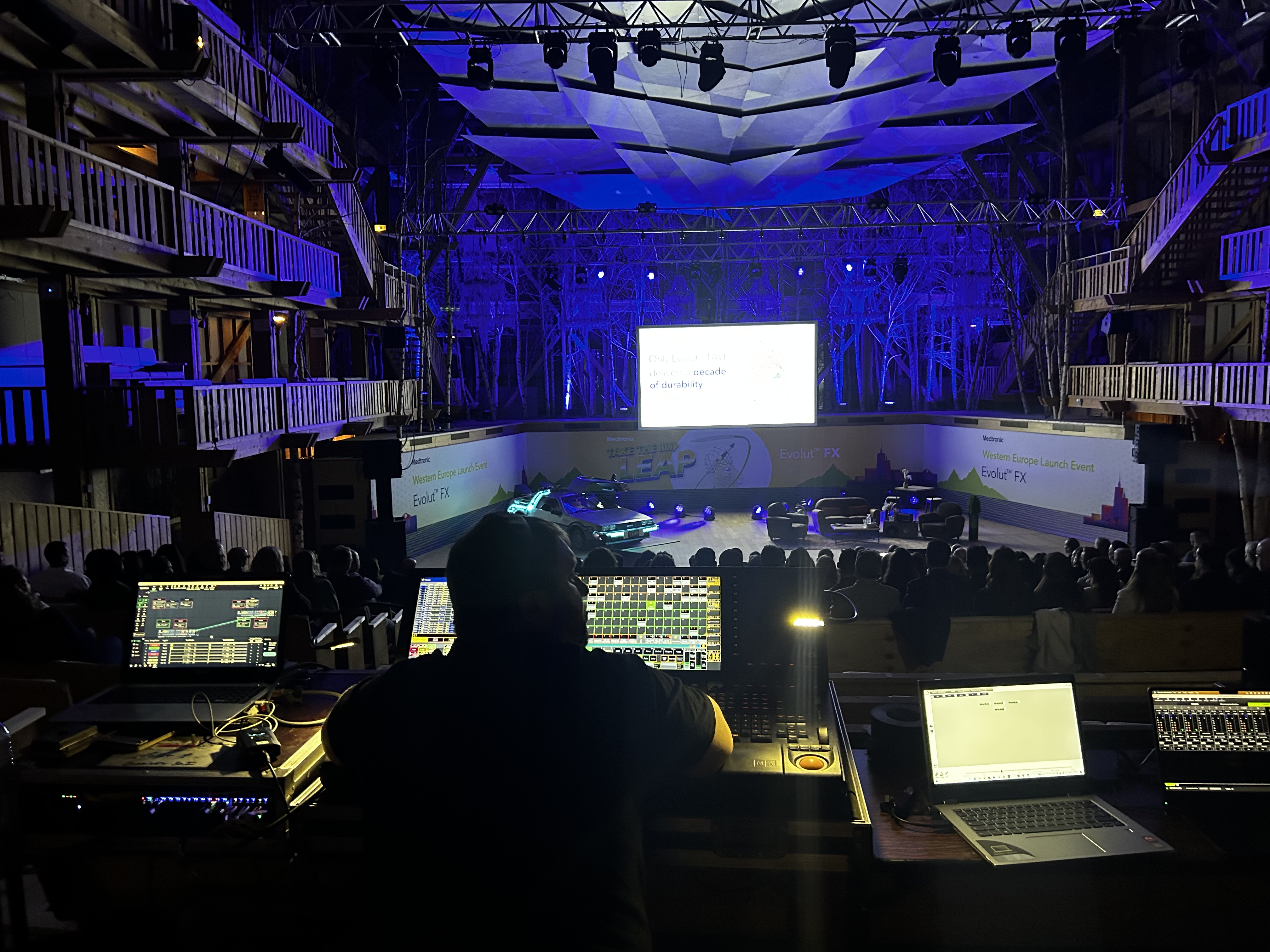 Eventscenografie Brussel podium en lichtdesign in Brussels Expo · INNOV'events