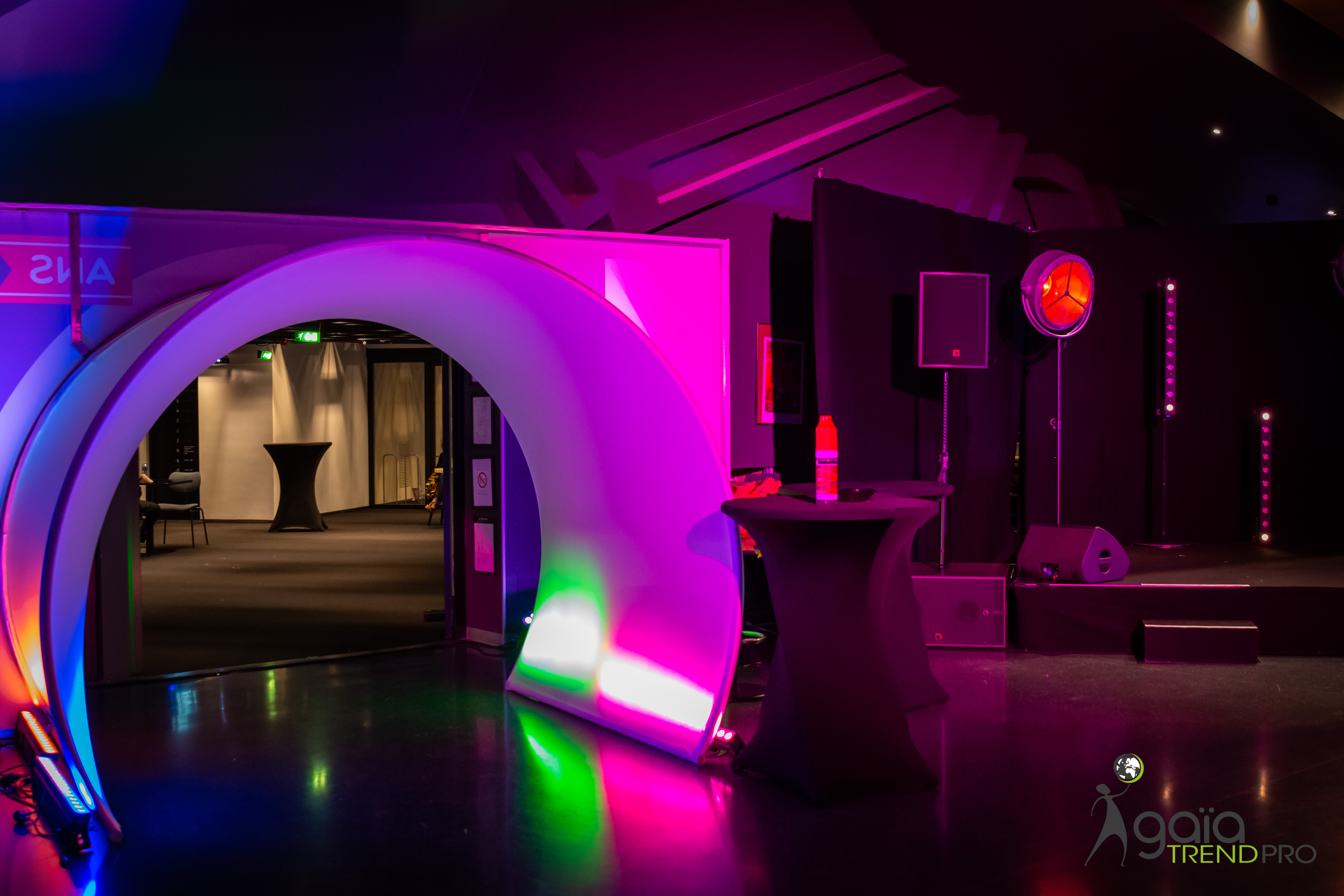 Lichtbranding eventdecoratie Antwerpen havengebouw met merkprojectie op gevel · INNOV'events
