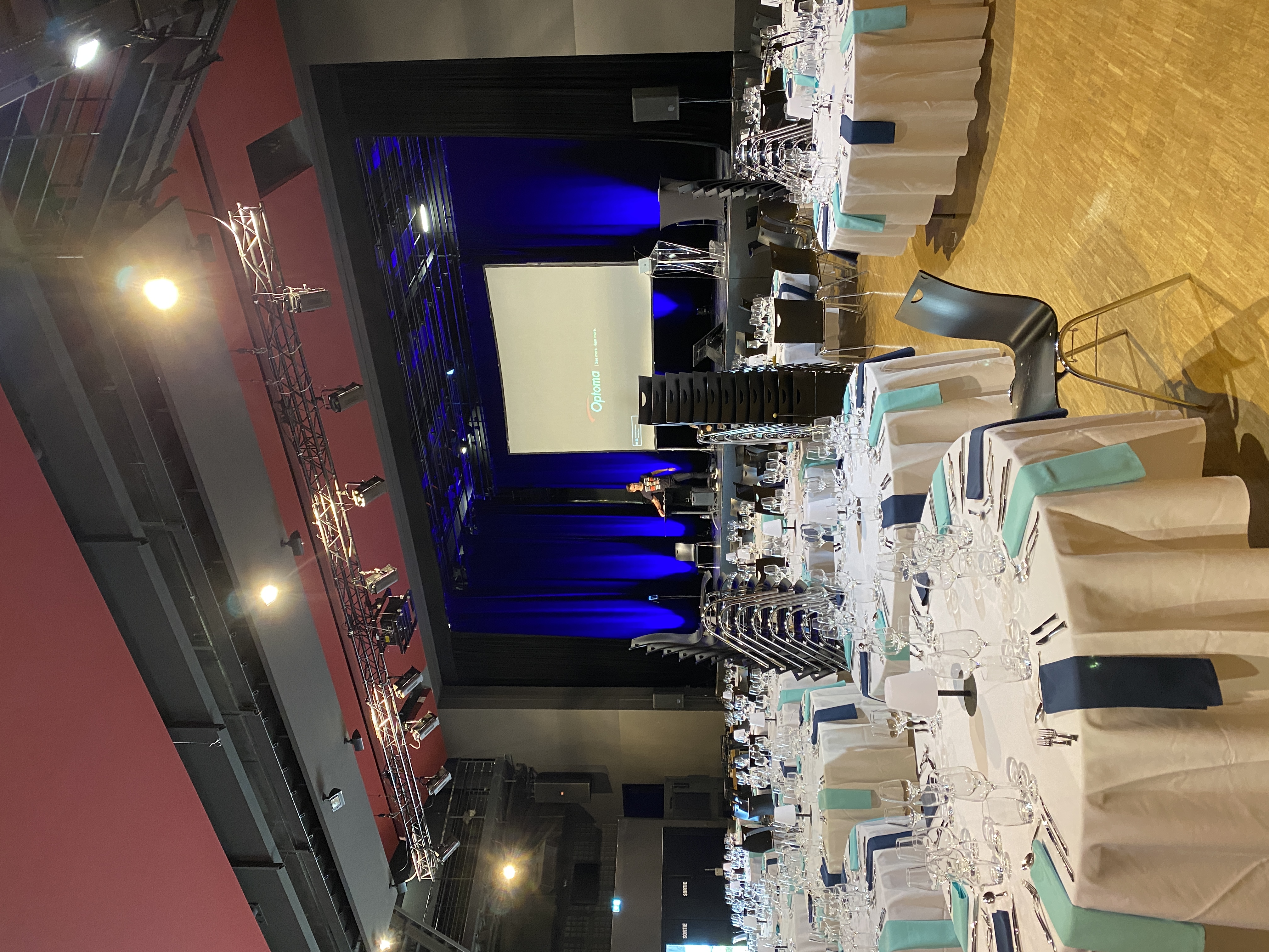 LED-decoratie productlancering Luik industriële zaal · INNOV'events