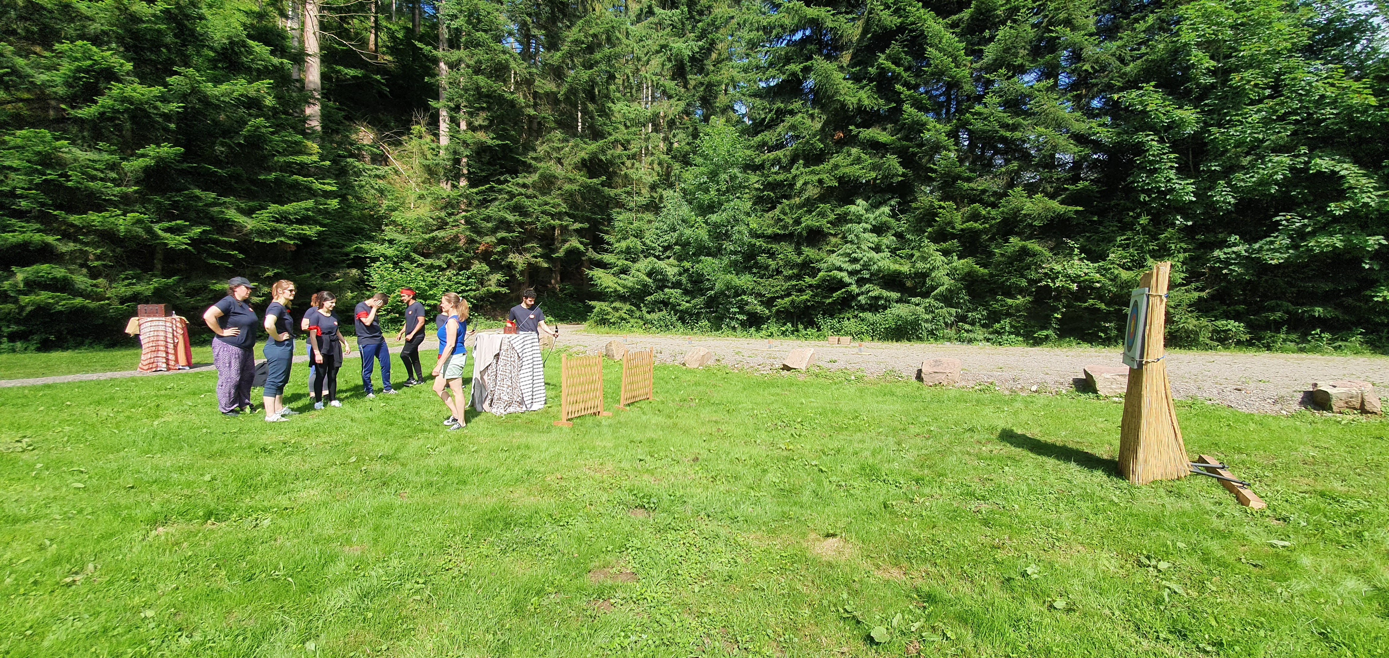 Teambuilding boogschieten Antwerpen groep outdoor Stadspark zonnige dag · INNOV'events