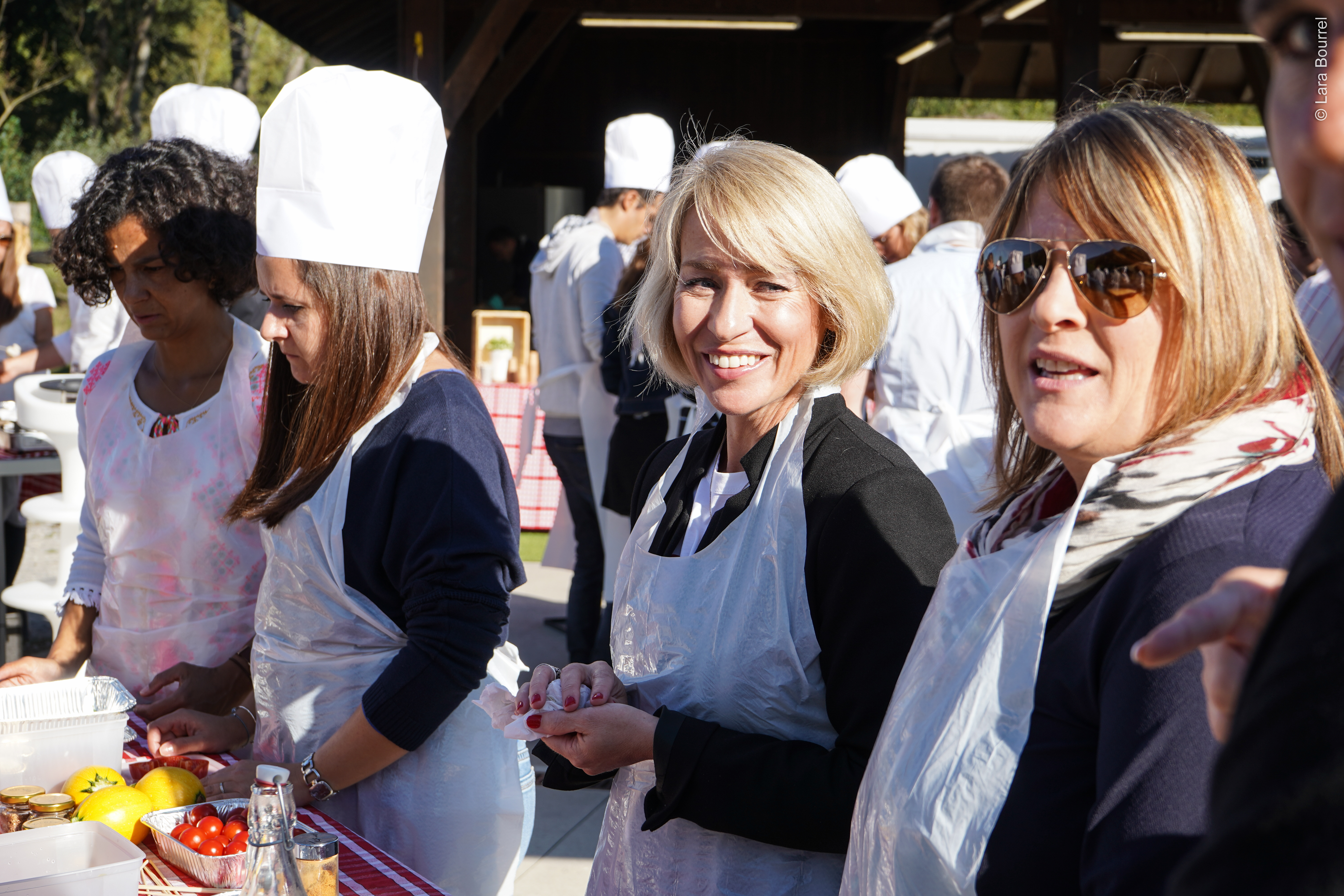 Culinaire teambuilding Antwerpen chef begeleidt groep tijdens challenge · INNOV'events