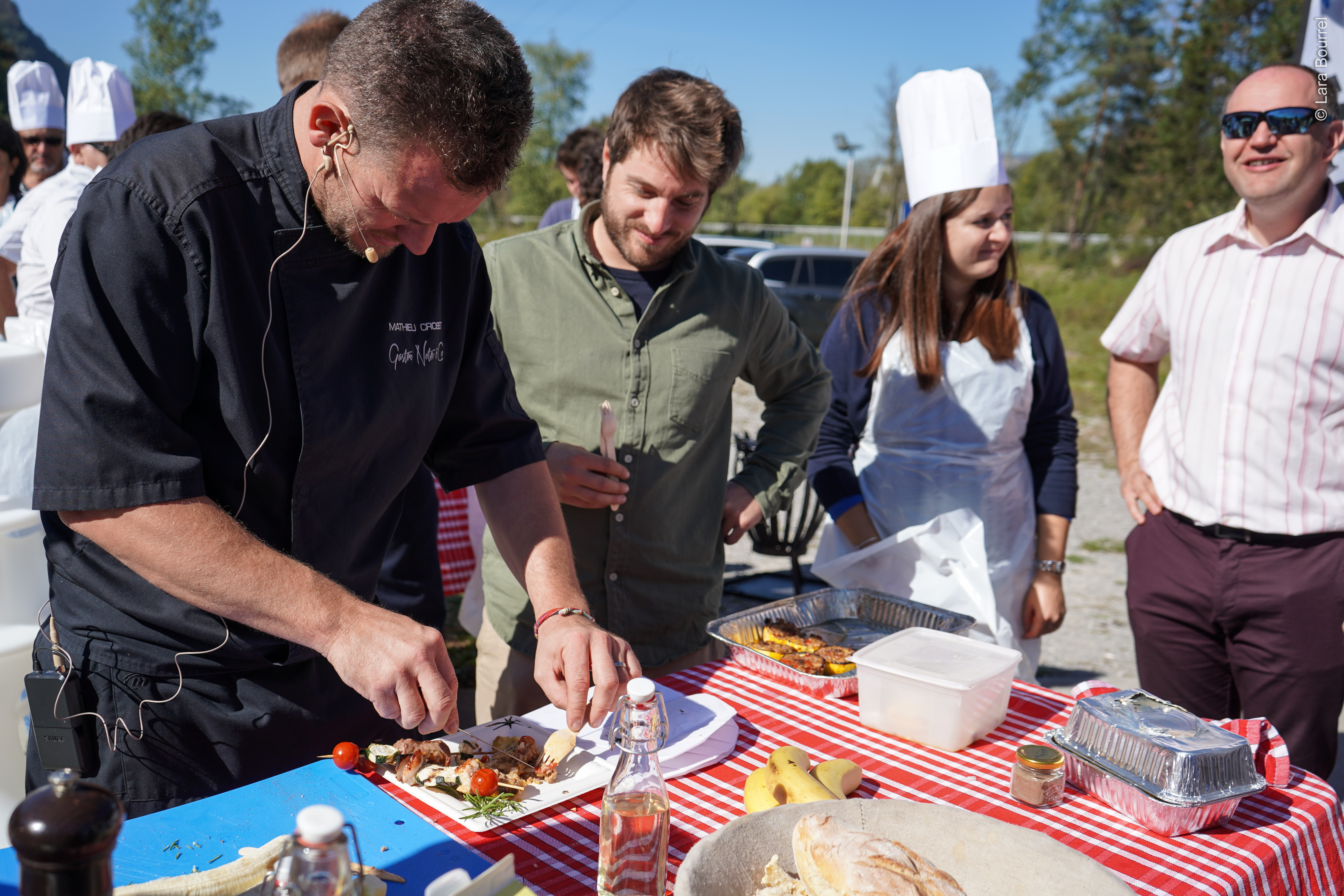 Teambuilding kookworkshop Brussel deelnemers platen gerecht outdoor terras zomer · INNOV'events