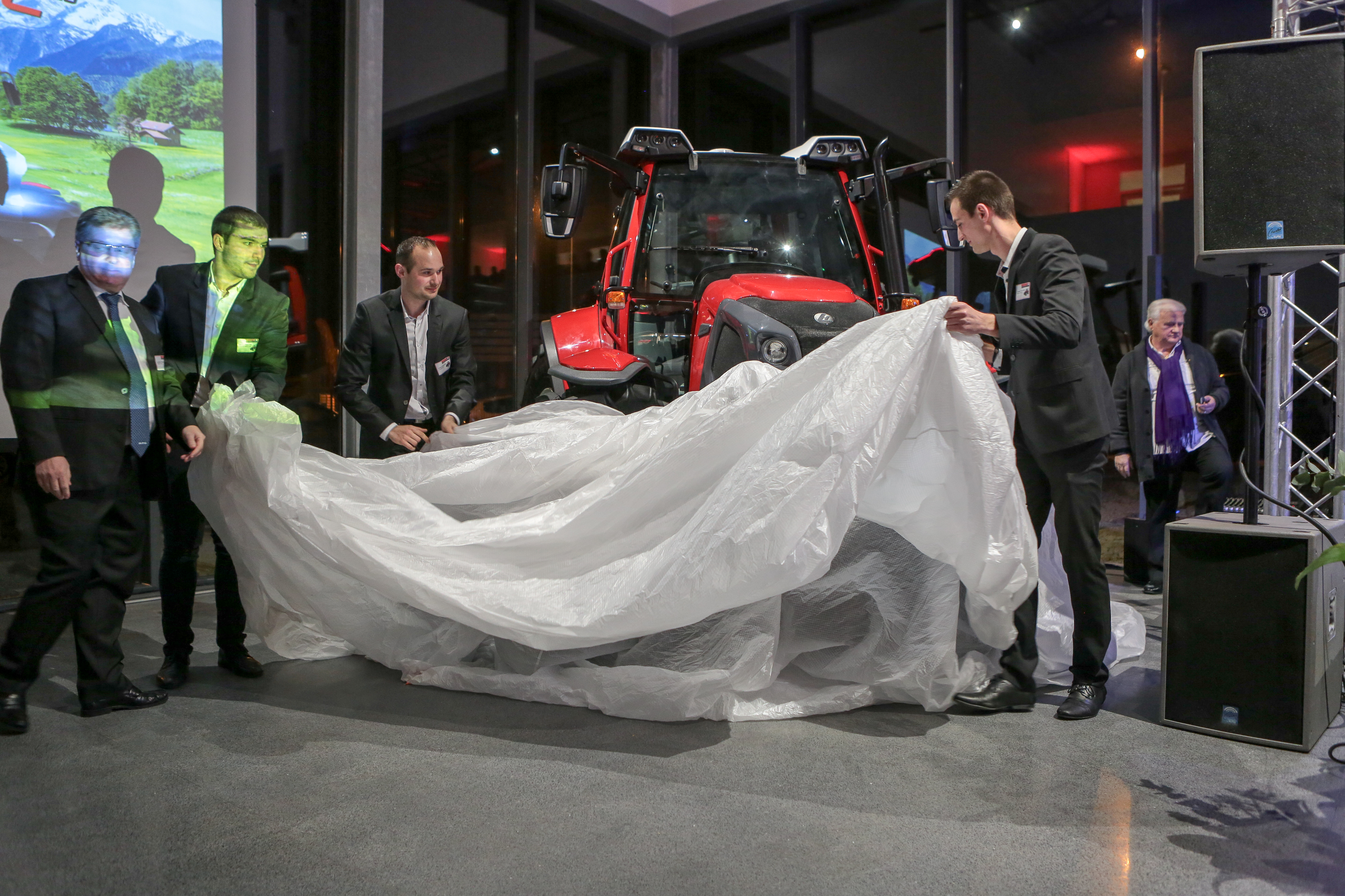 Product launch Brussels Tour & Taxis industrial hall staging setup · INNOV'events