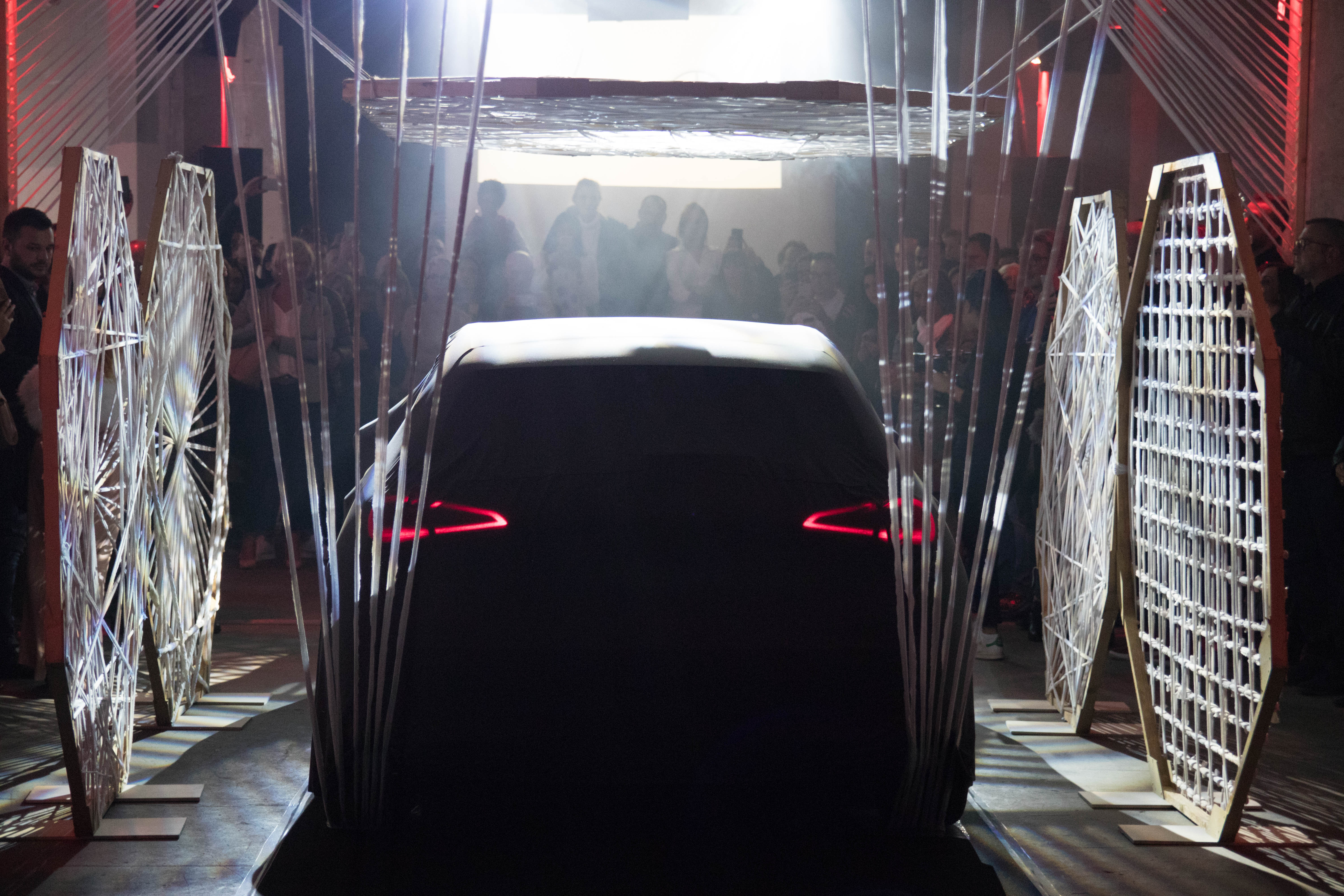Productlancering Antwerpen scenografie industrieel pakhuis avondlicht · INNOV'events