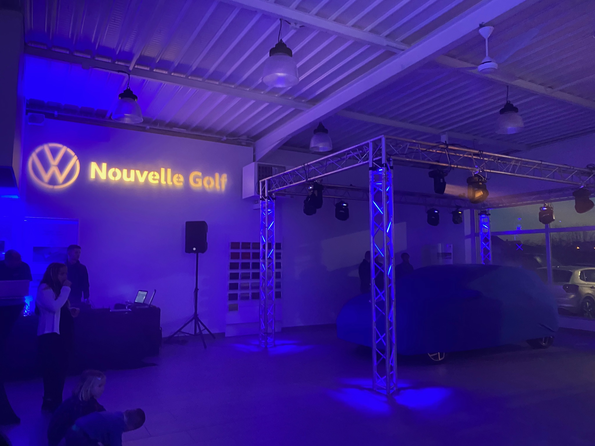 Bedrijfsevenement Brussel Bozar concertzaal met scène en lichtinstallatie · INNOV'events