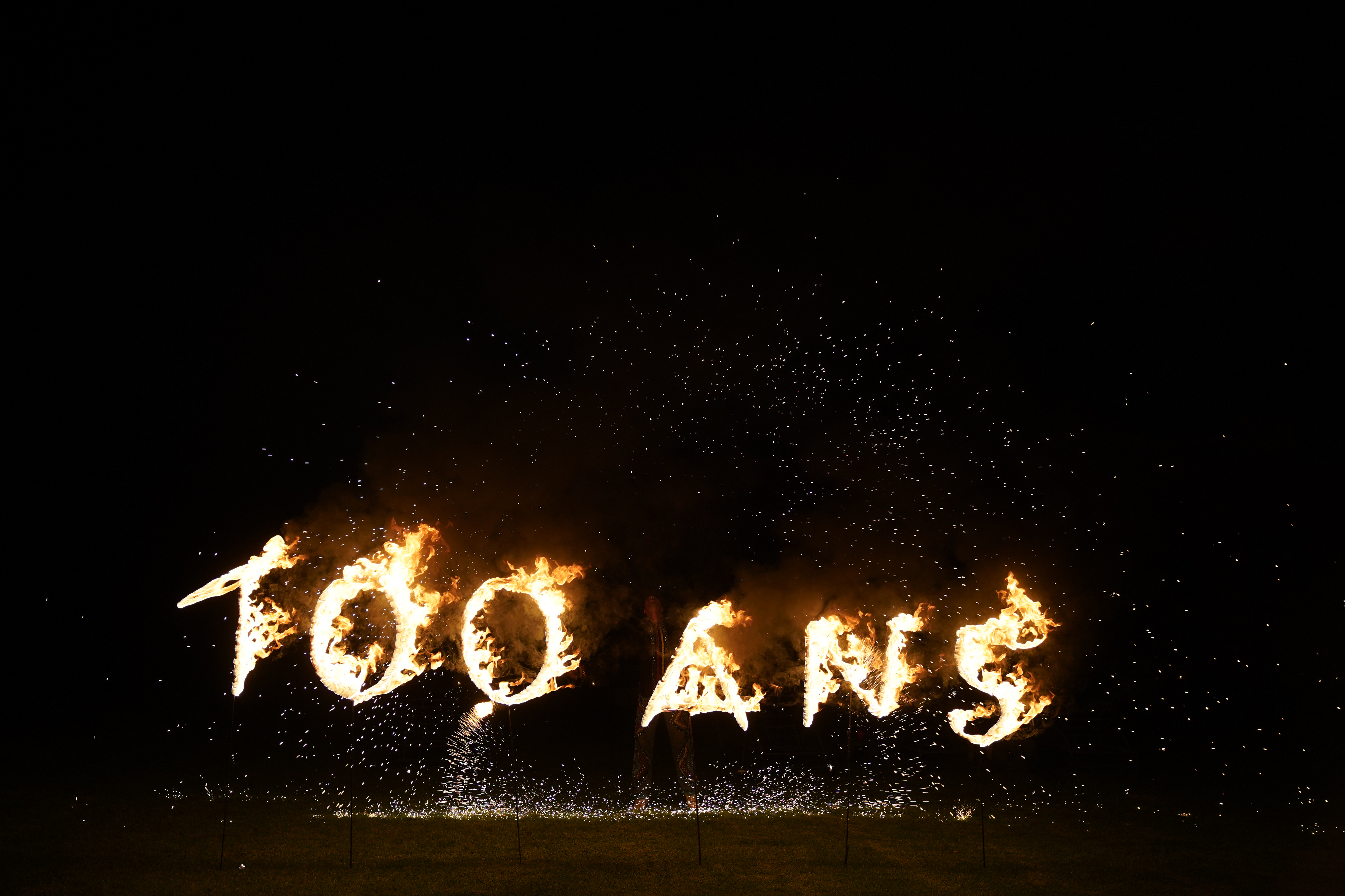 Pyrotechnisch spektakel op Het Eilandje Antwerpen tijdens bedrijfsevenement · INNOV'events