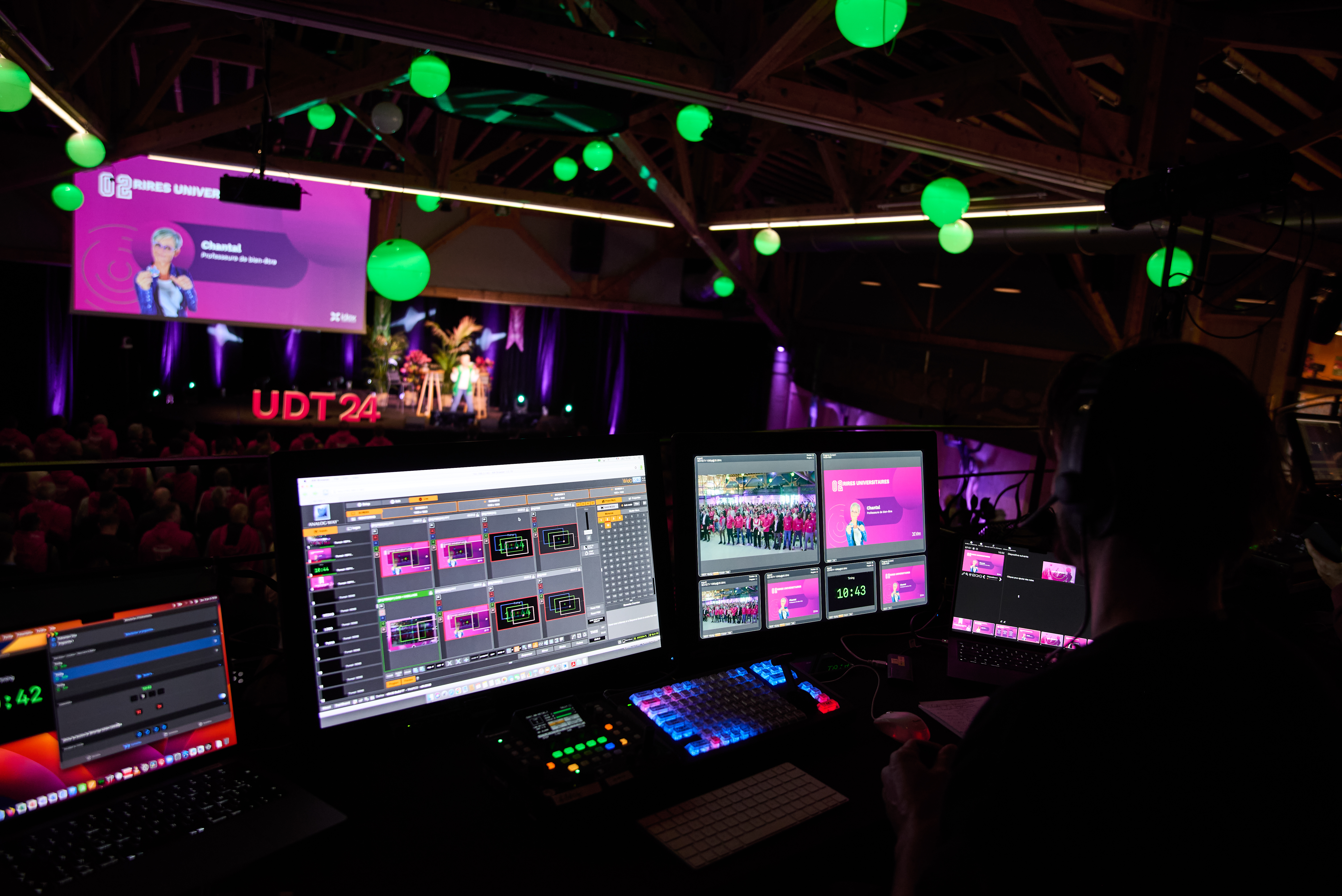Audio-visual production België plenaire zaal met LED-scherm en podiumbelichting · INNOV'events