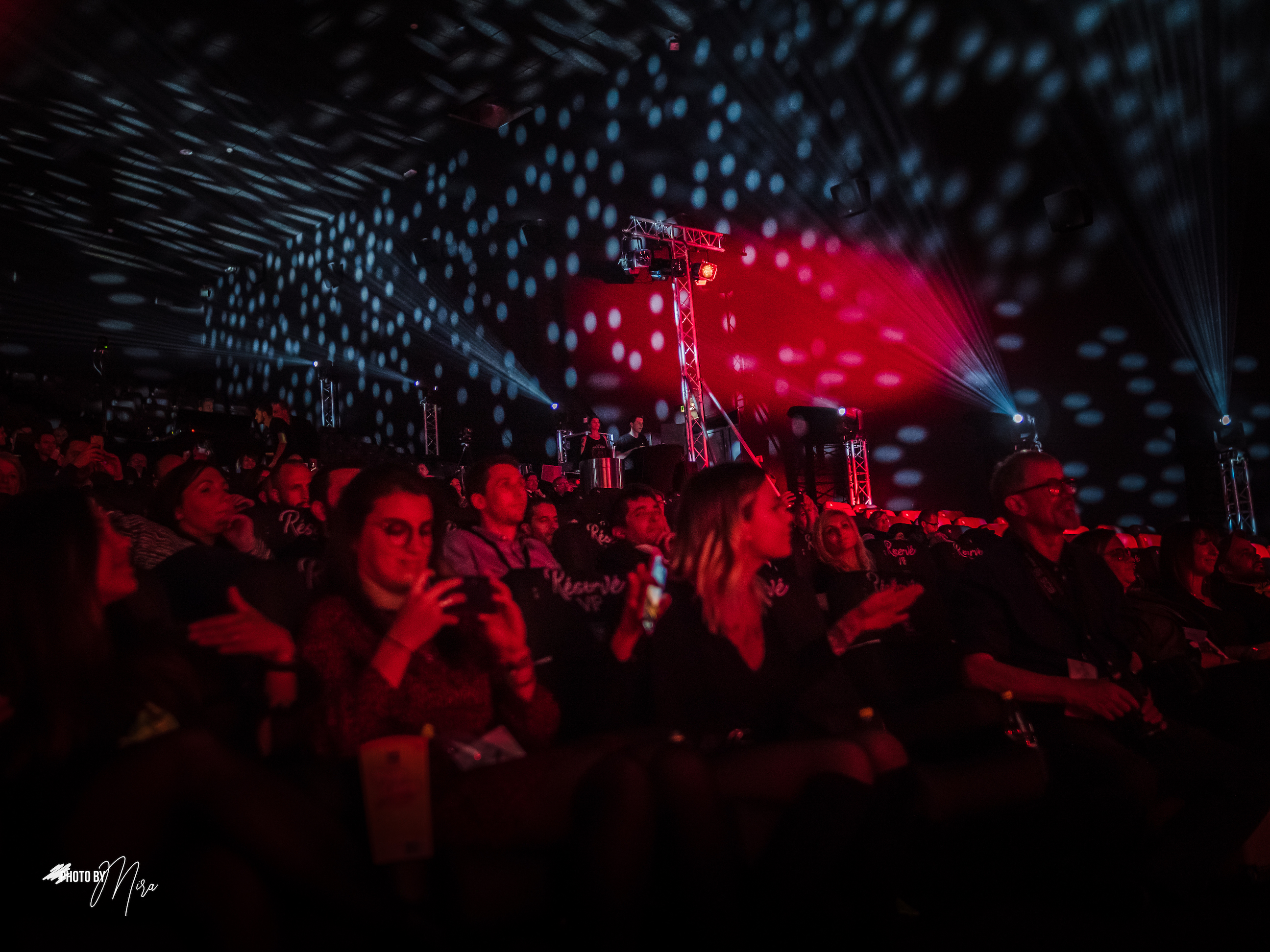 Régie technique son lumière Belgique soirée gala corporate ambiance bleue · INNOV'events