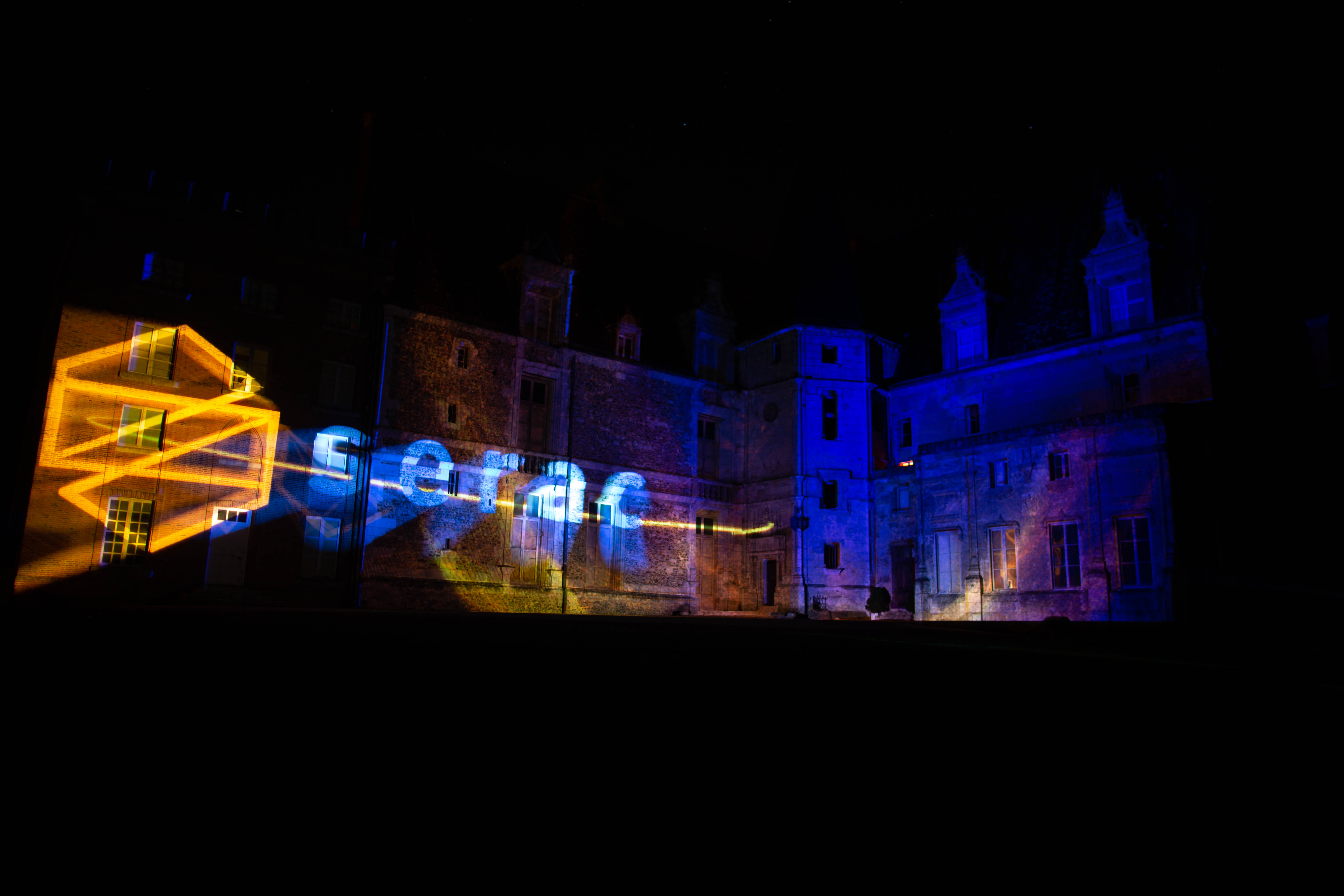 Lichtprojectie op gevel Brussel tijdens bedrijfsevenement · INNOV'events