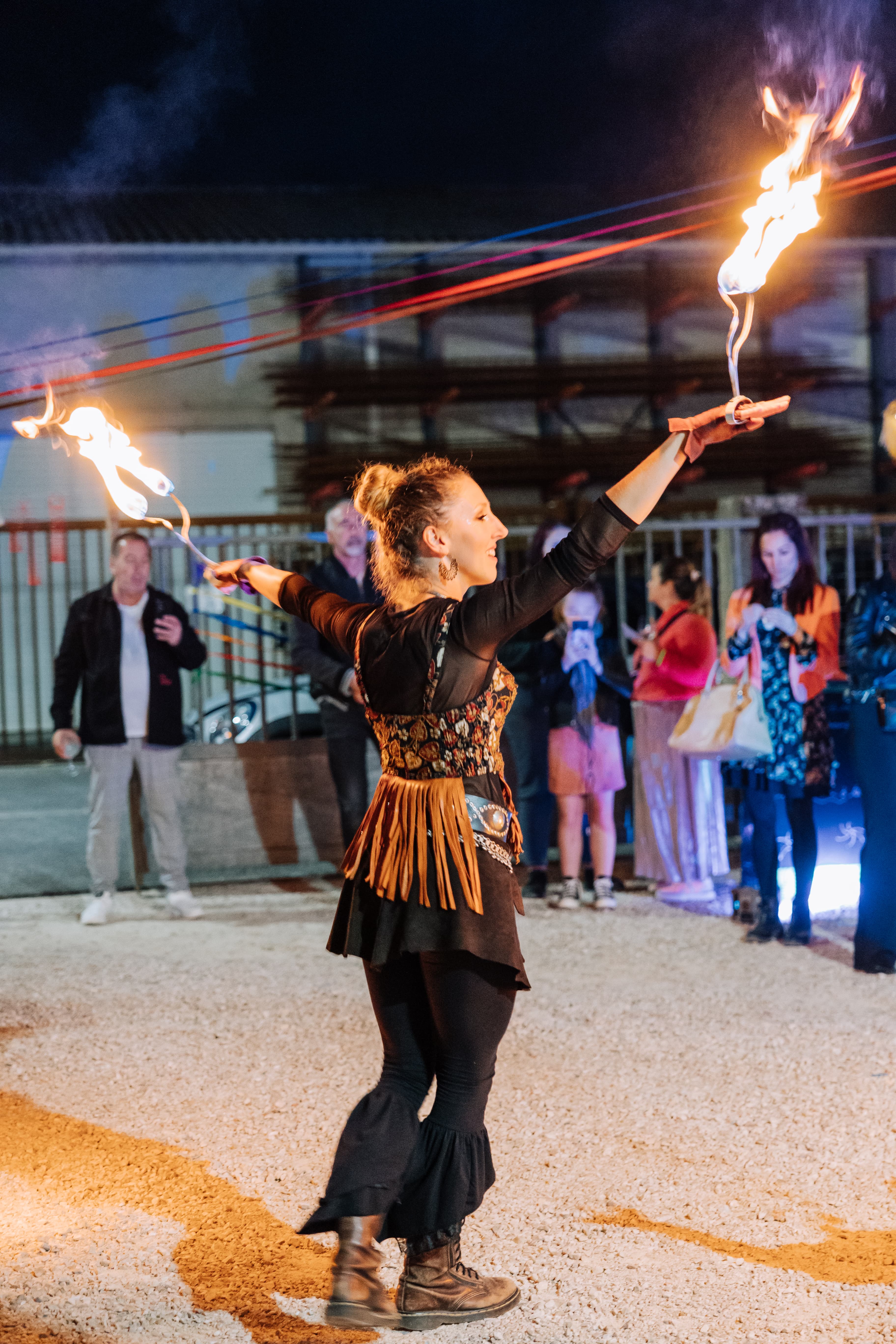Bedrijfsreceptie met lichtshow op de Antwerpse kaaien in de schemering · INNOV'events