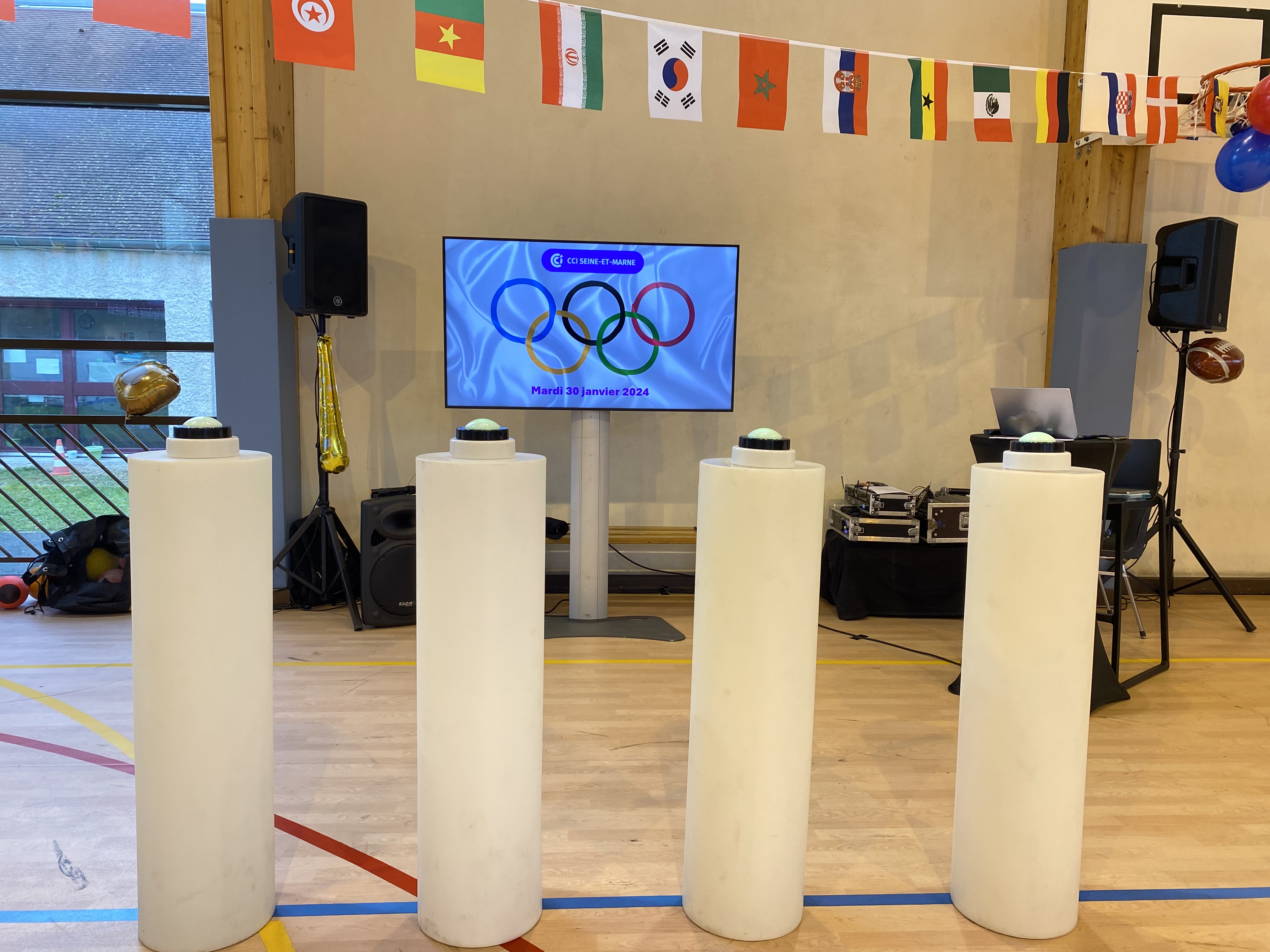 Jeu télévisé entreprise Liège équipes sur scène salle de congrès · INNOV'events organisation d'événements