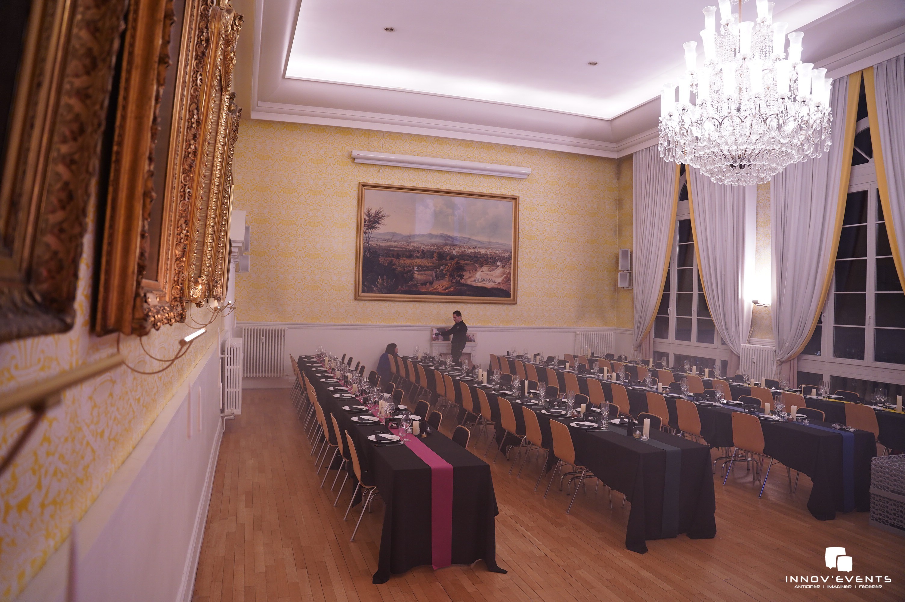 Hybride algemene vergadering Brussel livestream setup plenaire zaal · INNOV'events