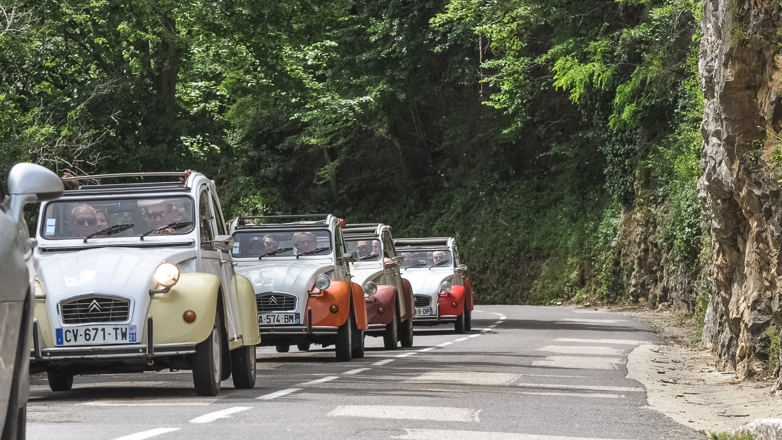 2CV rally Luik · deelnemers navigeren door de straten van Outremeuse · INNOV'events