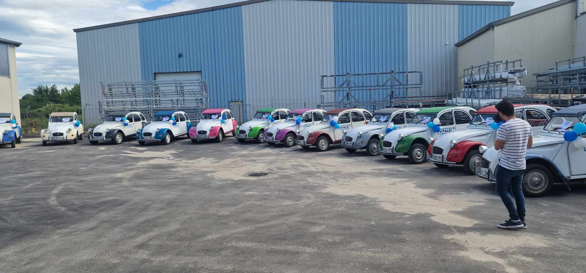 2CV rally Luik · colonne voertuigen langs de Maas met zicht op de Citadel · INNOV'events