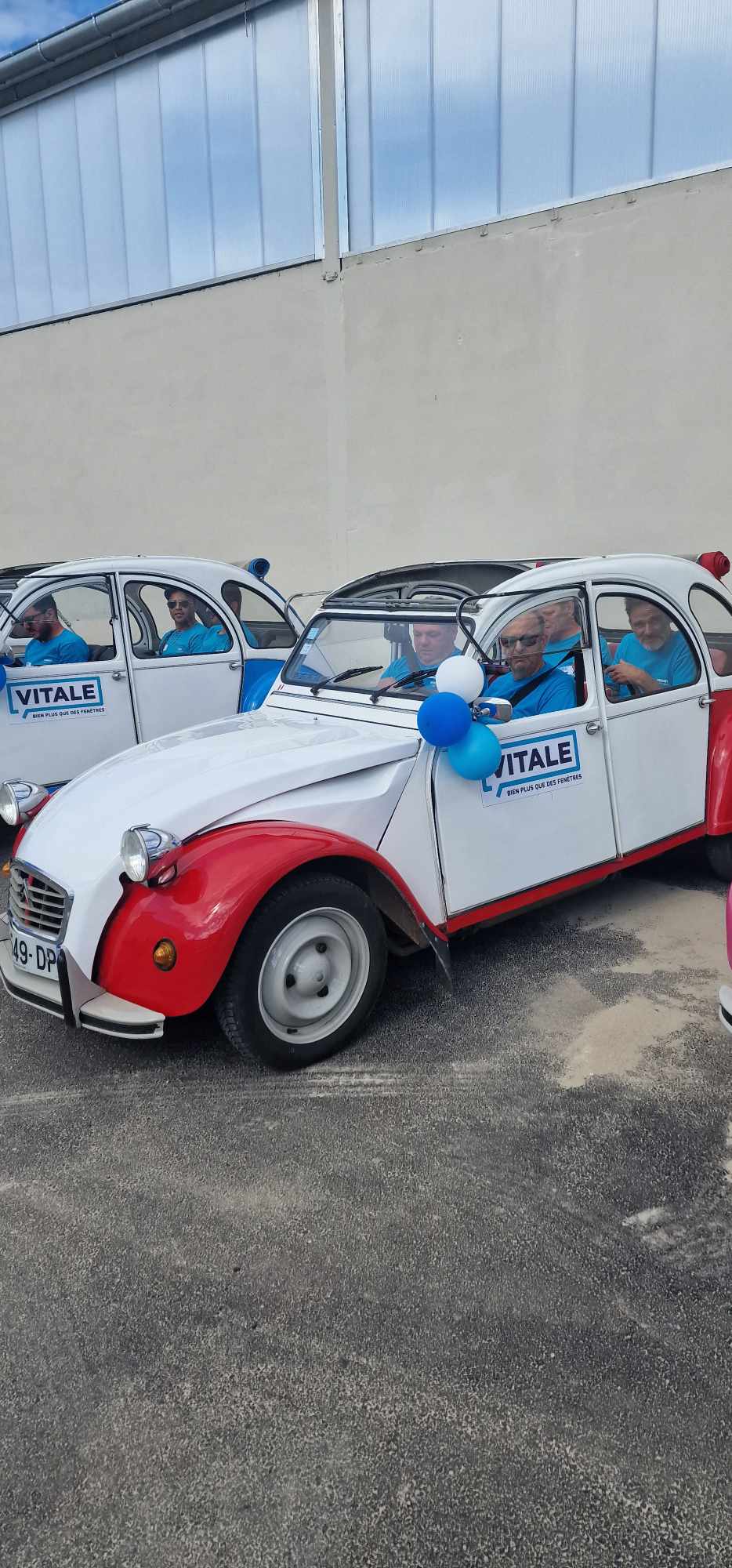 Rallye 2CV demi-journée rallye 2CV Anvers équipe devant le MAS sur les quais · INNOV'events