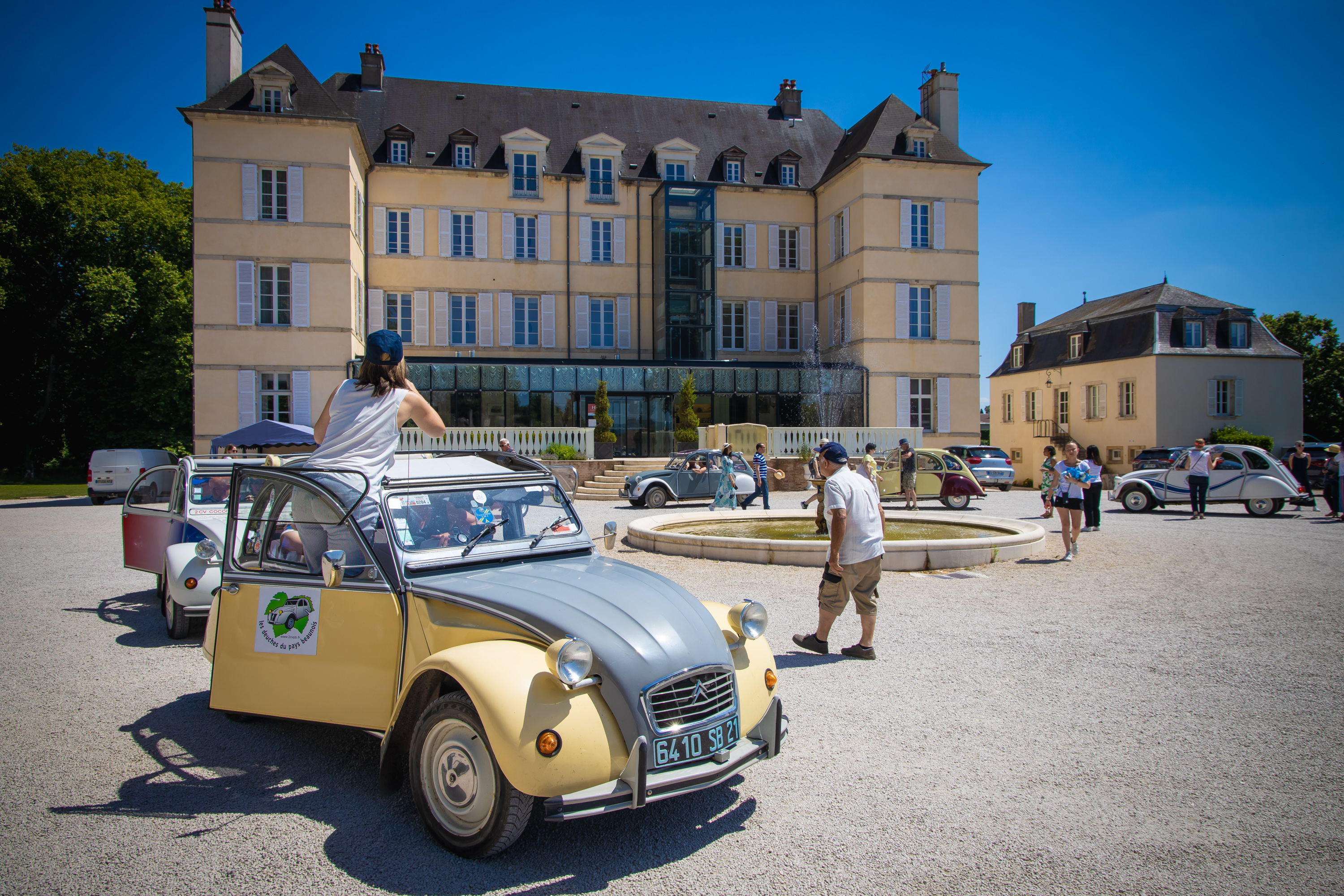 Rallye urbain découverte rallye 2CV Bruxelles équipes devant façades art nouveau · INNOV'events
