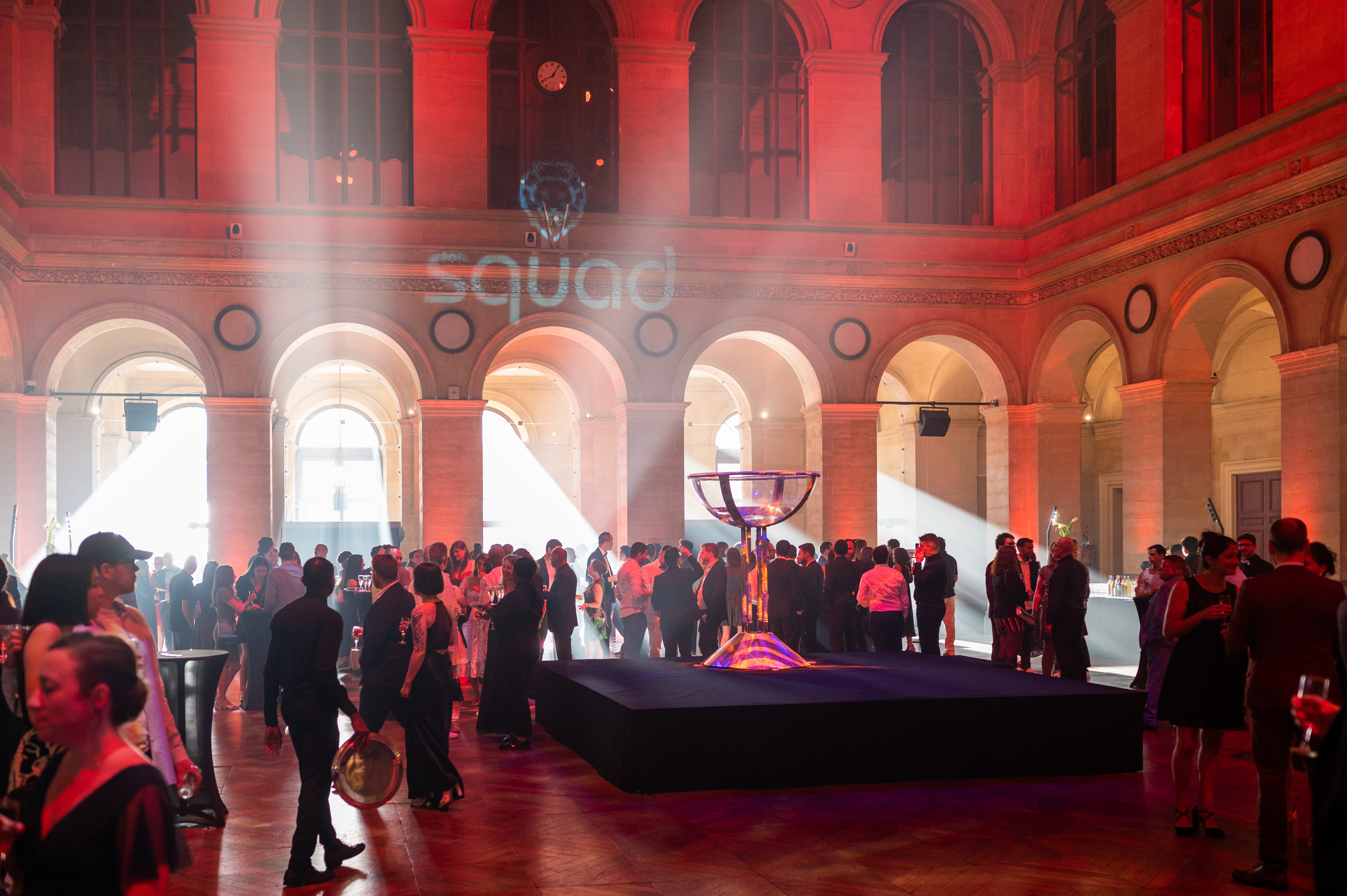 Walking dinner gala corporate Anvers, service debout ambiance loft et buffet circulaire · INNOV'events
