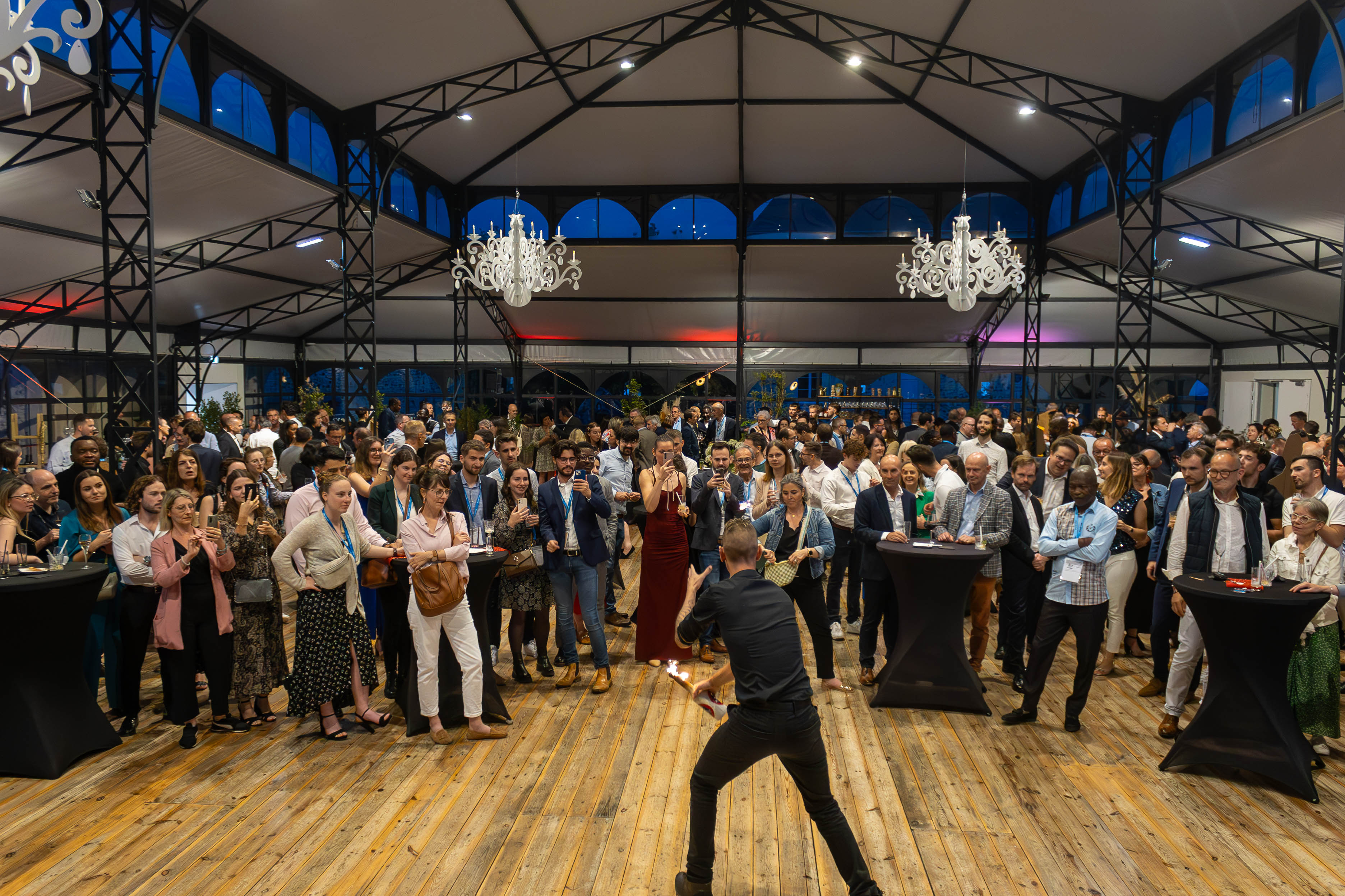 Gala assis dîner d'entreprise Anvers salle de réception tables dressées · INNOV'events