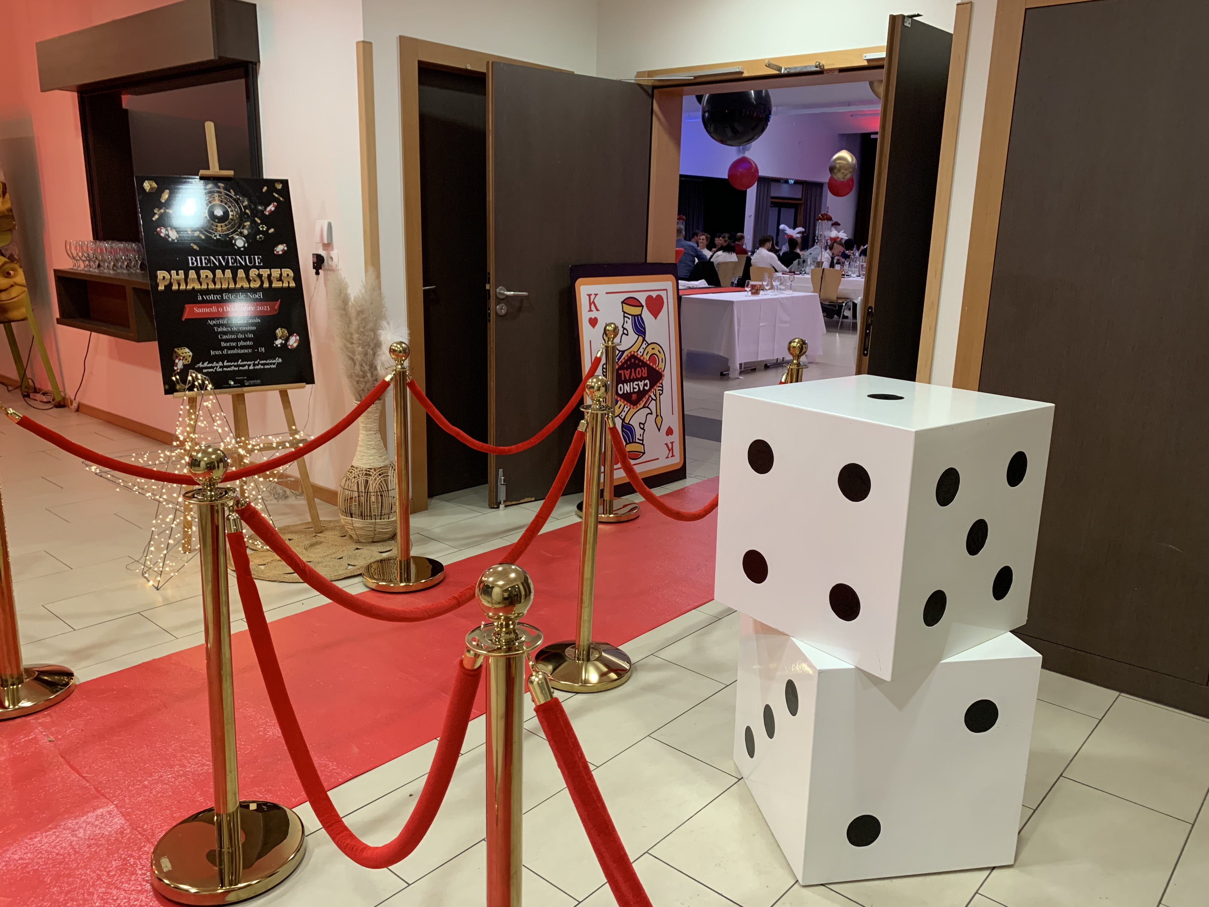 Quizronde bedrijfsevenement Luik deelnemers met antwoordborden live scorebord · INNOV'events