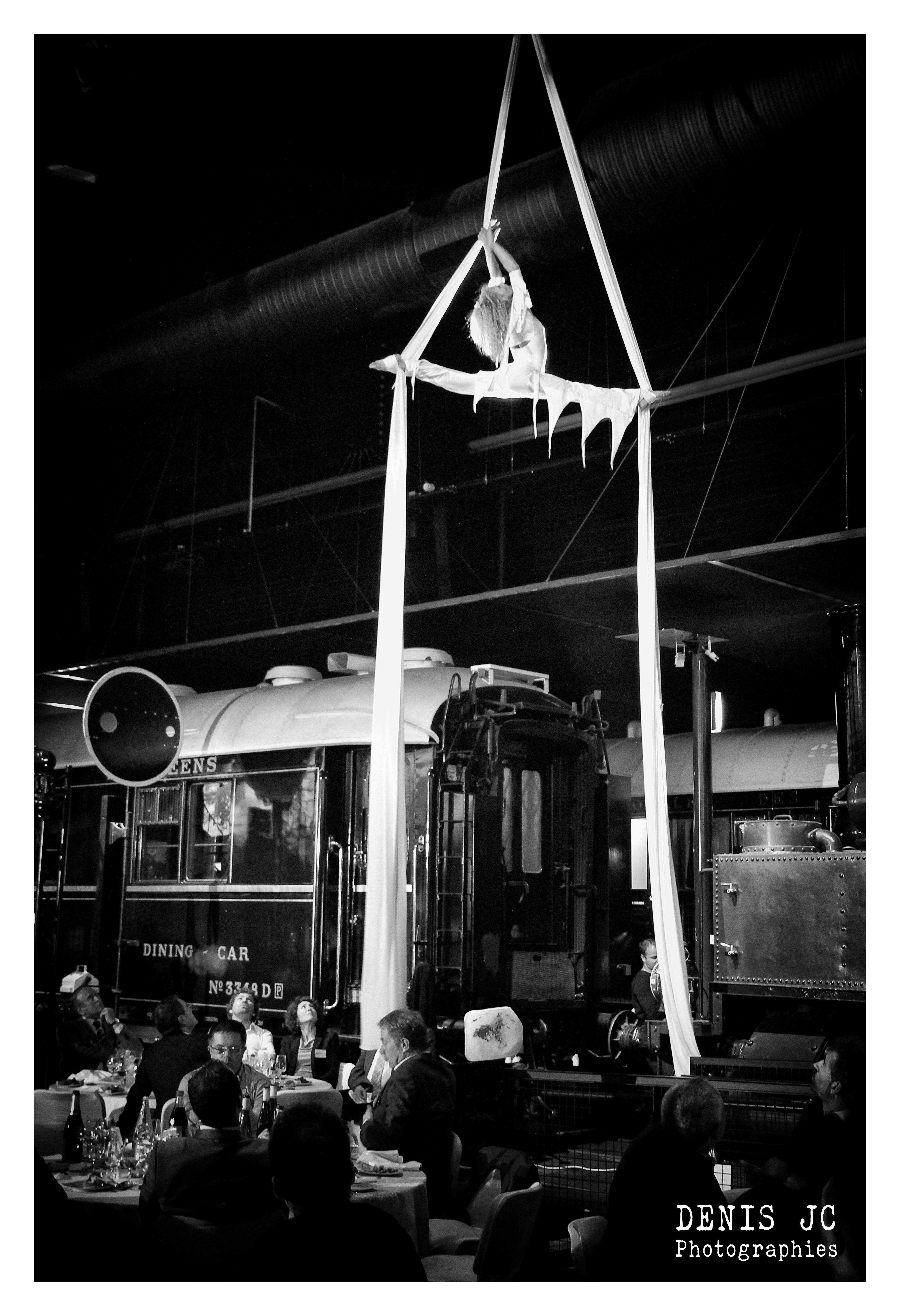 Corporate team dinner Belgium Brussels art deco venue evening lighting · INNOV'events