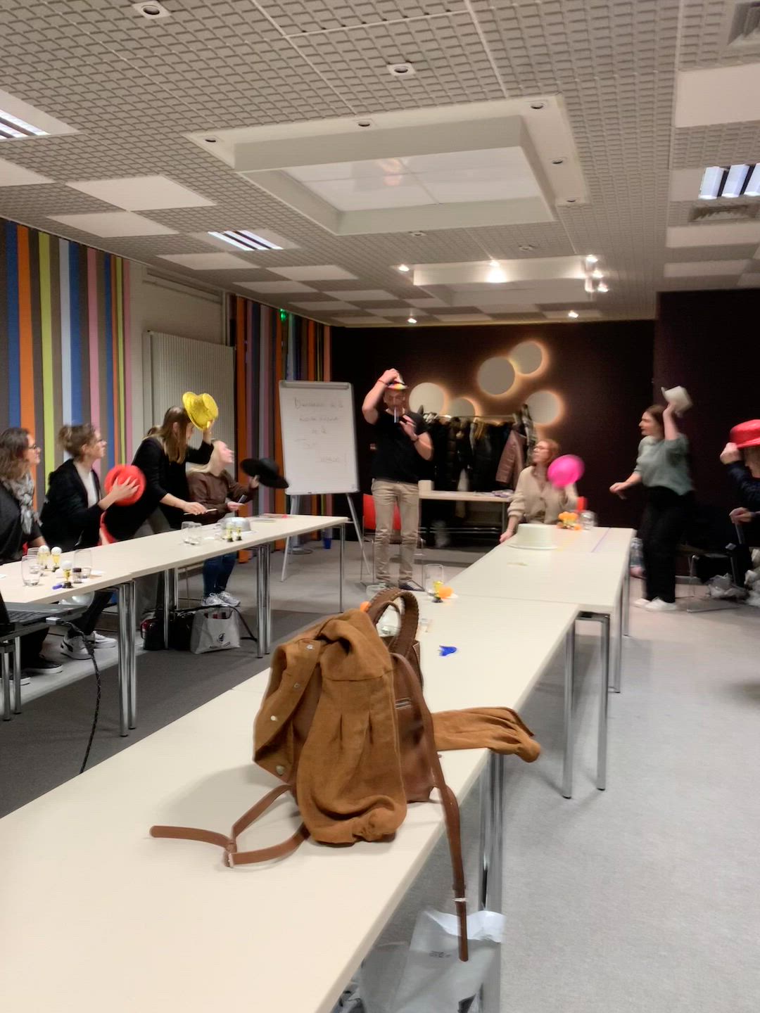 Jeu de rôle corporate Bruxelles participants en scène quartier du Sablon · INNOV'events