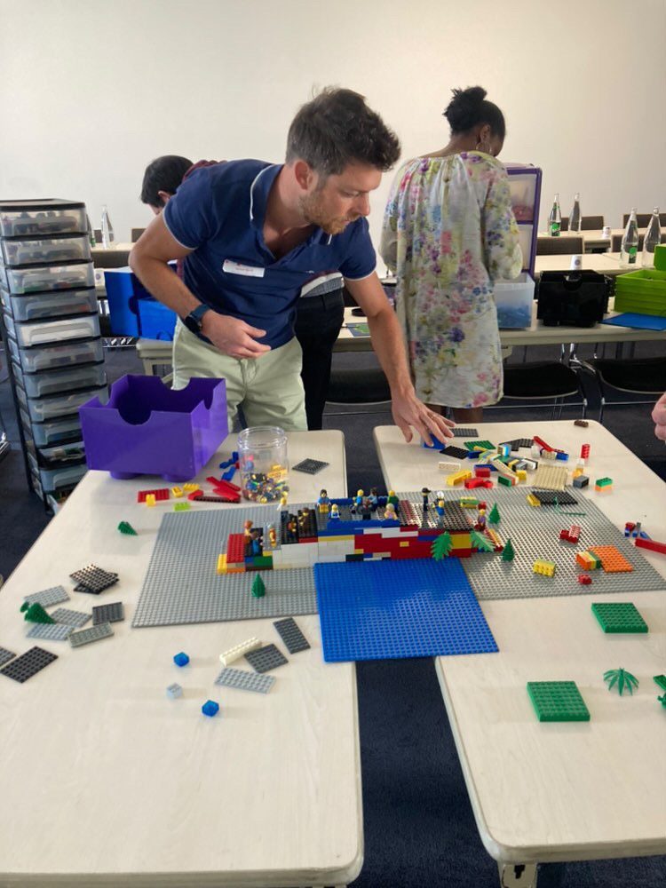 challenge LEGO Anvers groupe en restitution finale devant la Grote Markt · INNOV'events