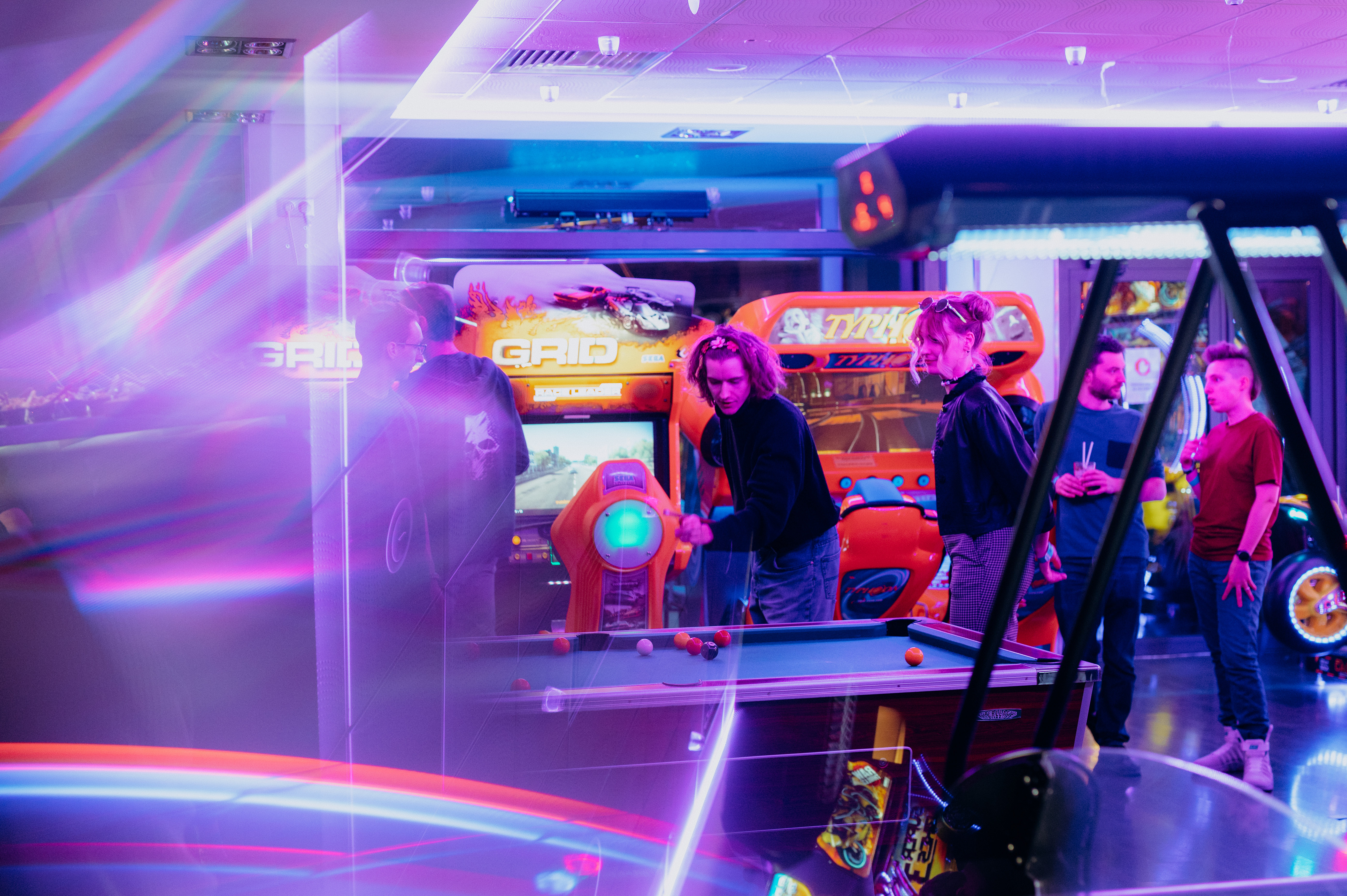 Teambuilding arcade Brussel deelnemers aan retro-simulator · INNOV'events